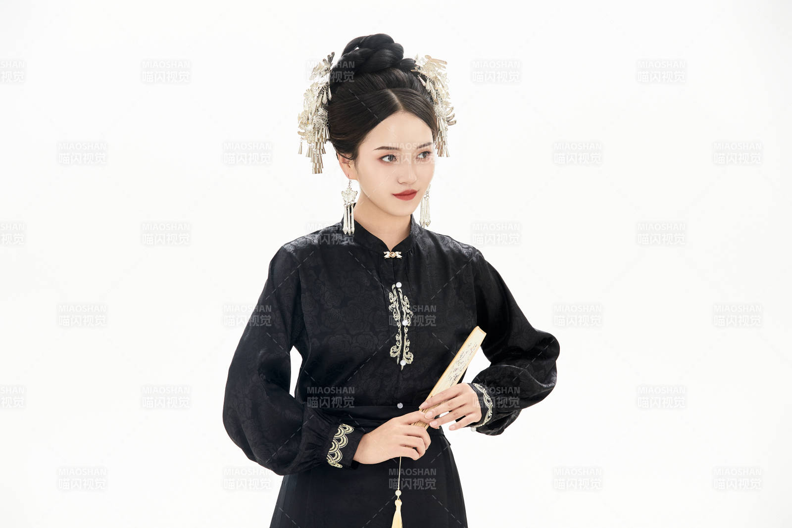 白色背景下穿著明制漢服服飾馬面裙的少女