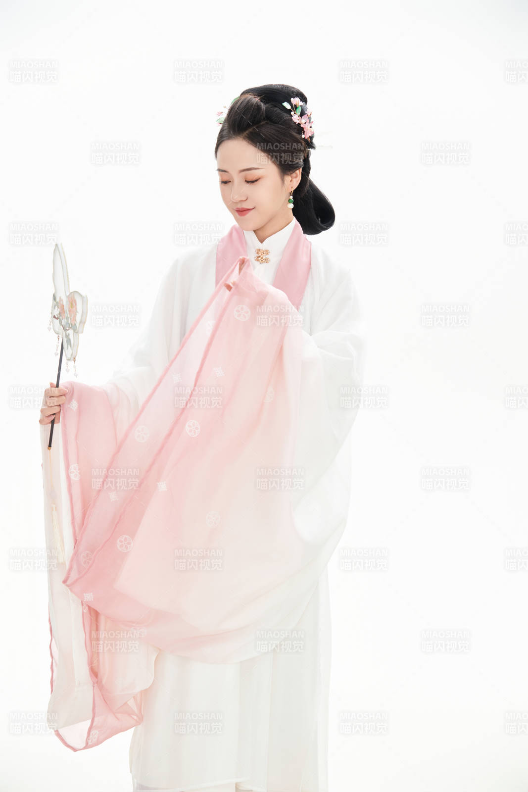 白色背景下穿著魏晉制漢服的少女