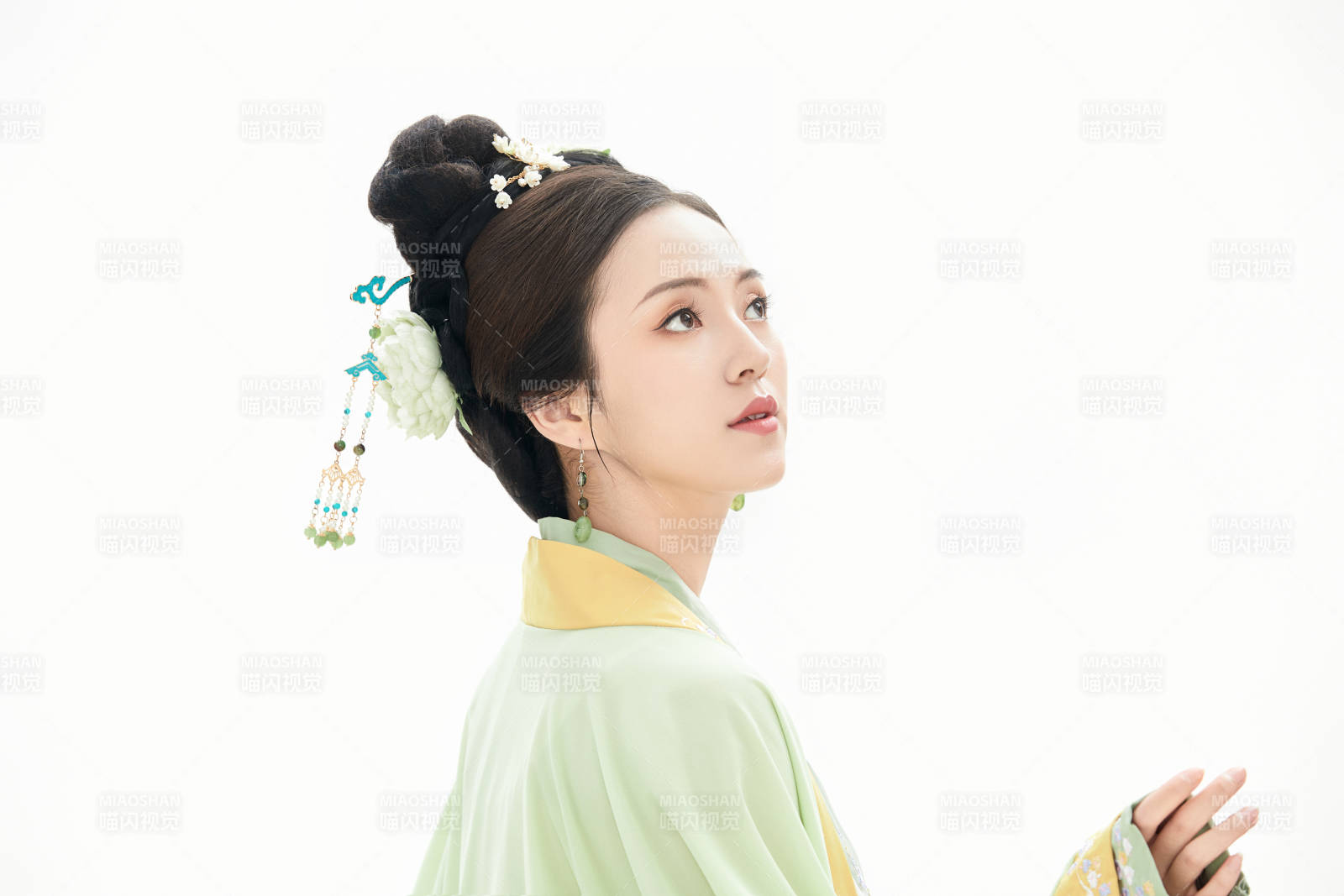 白色背景下穿著南北宋朝漢服的少女