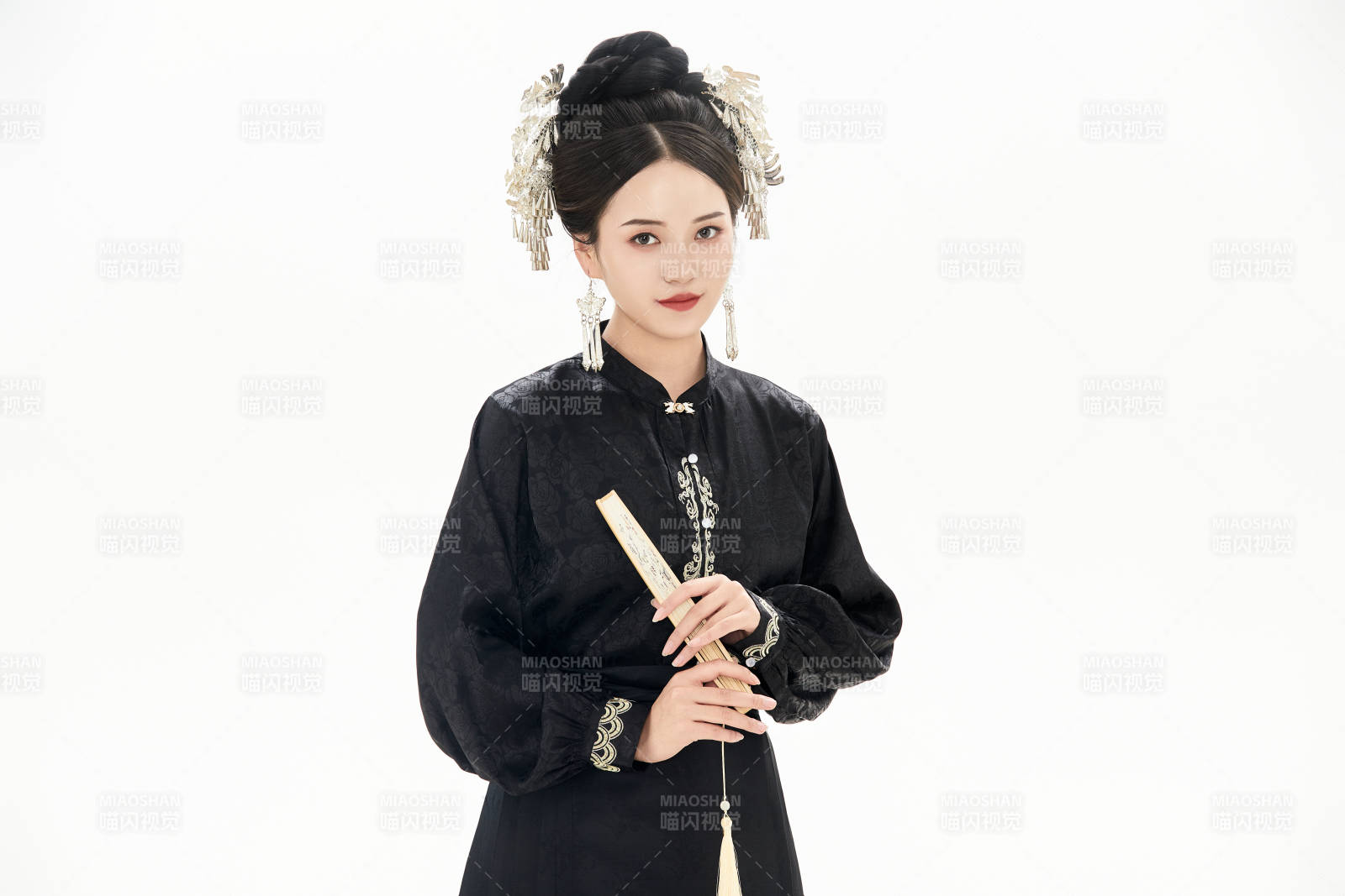 白色背景下穿著明制漢服服飾馬面裙的少女