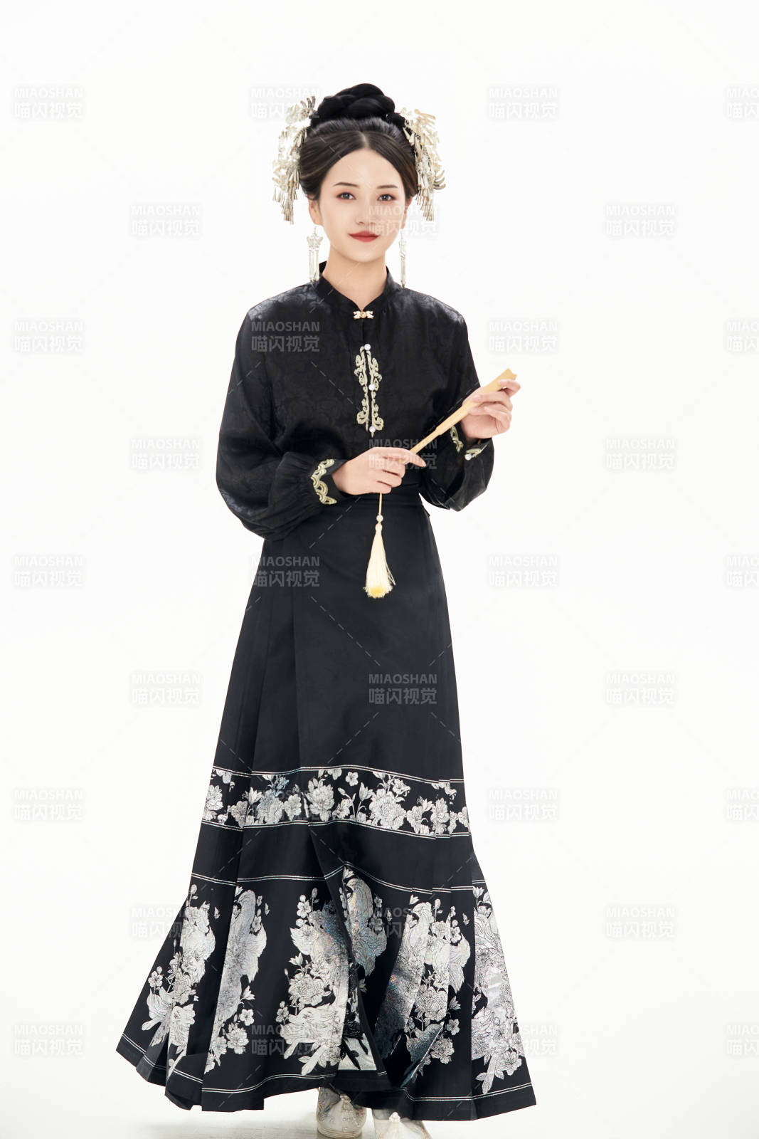 白色背景下穿著明制漢服服飾馬面裙的少女