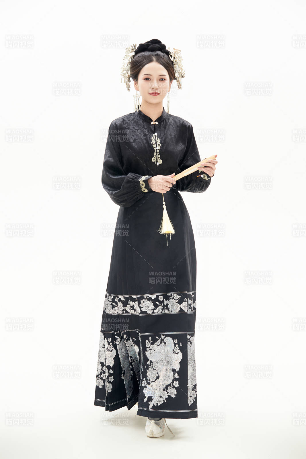 白色背景下穿著明制漢服服飾馬面裙的少女