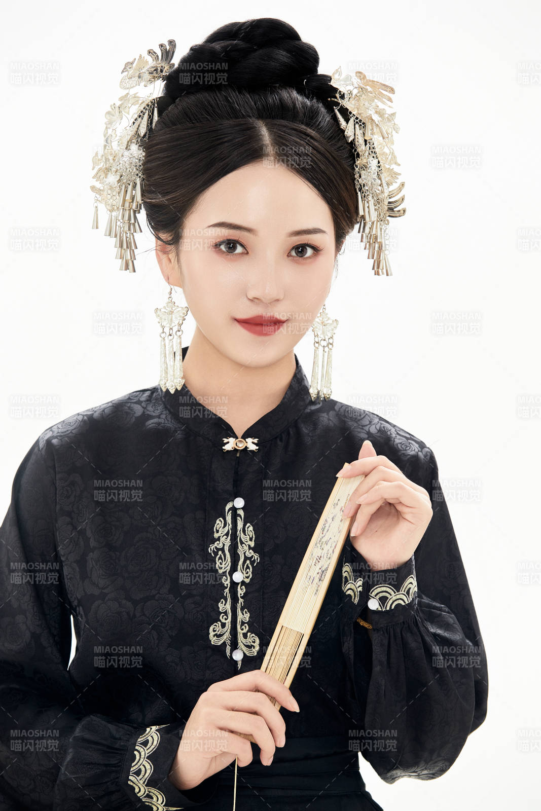 白色背景下穿著明制漢服服飾馬面裙的少女