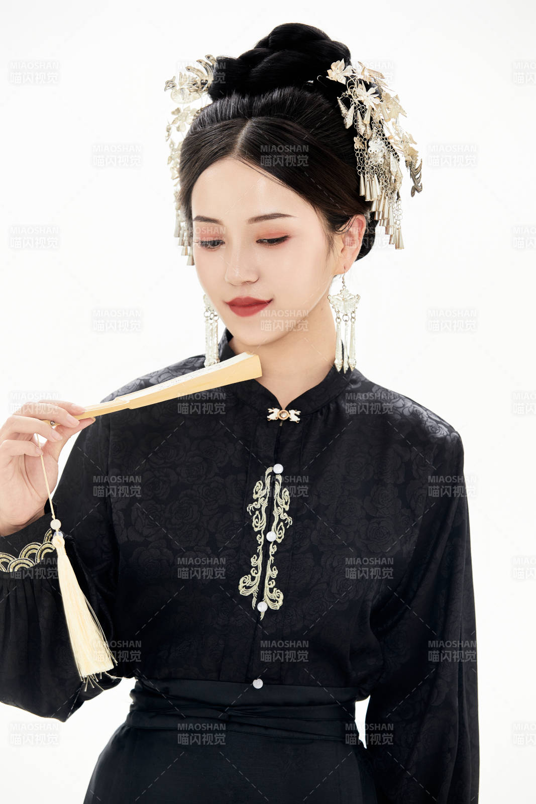 白色背景下穿著明制漢服服飾馬面裙的少女