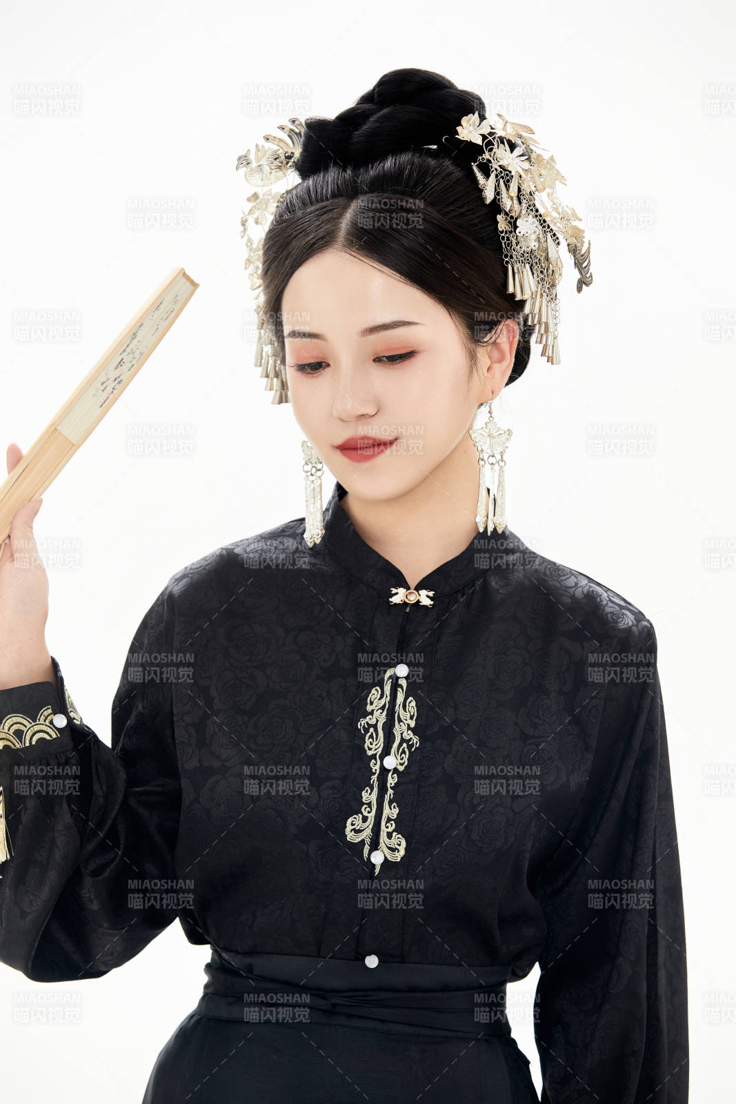 白色背景下穿著明制漢服服飾馬面裙的少女