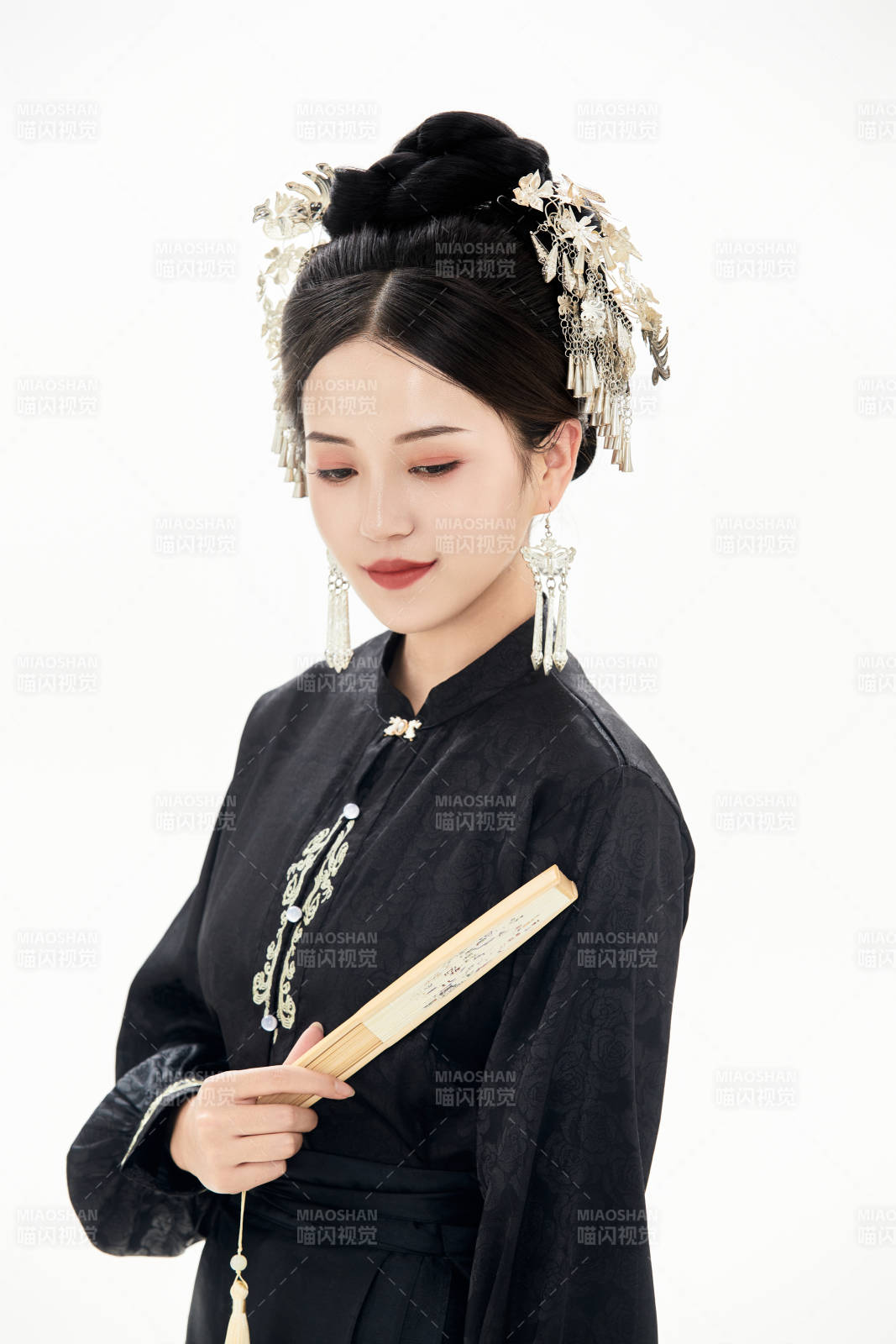 白色背景下穿著明制漢服服飾馬面裙的少女