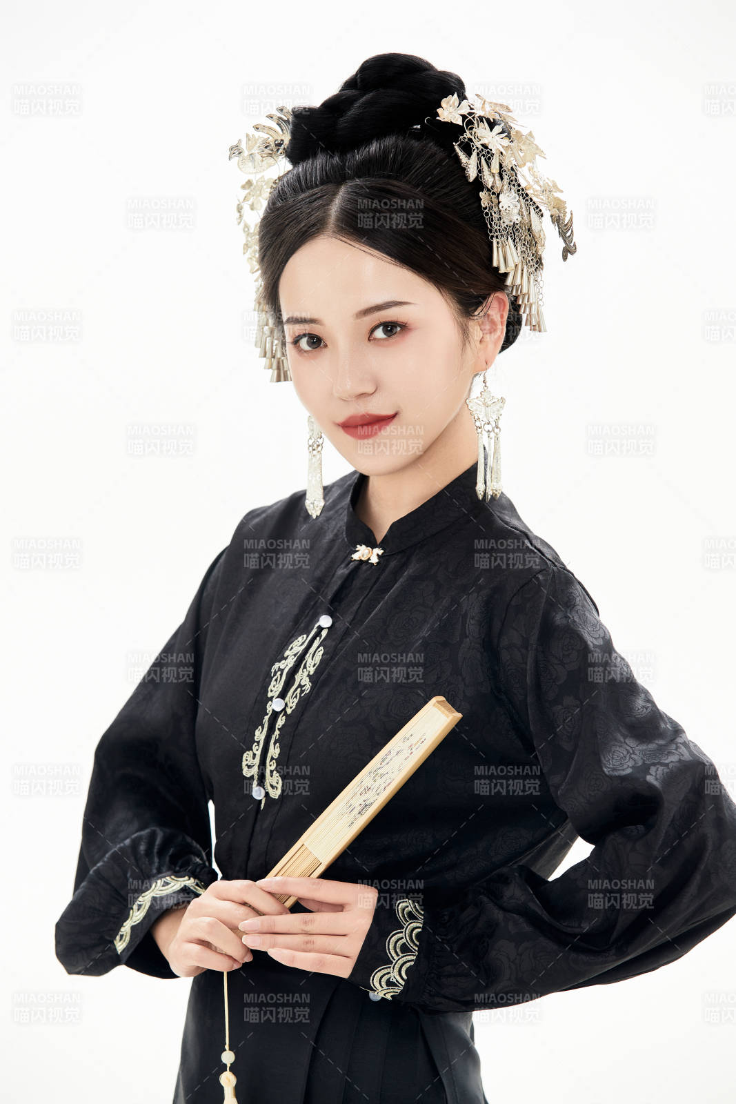 白色背景下穿著明制漢服服飾馬面裙的少女