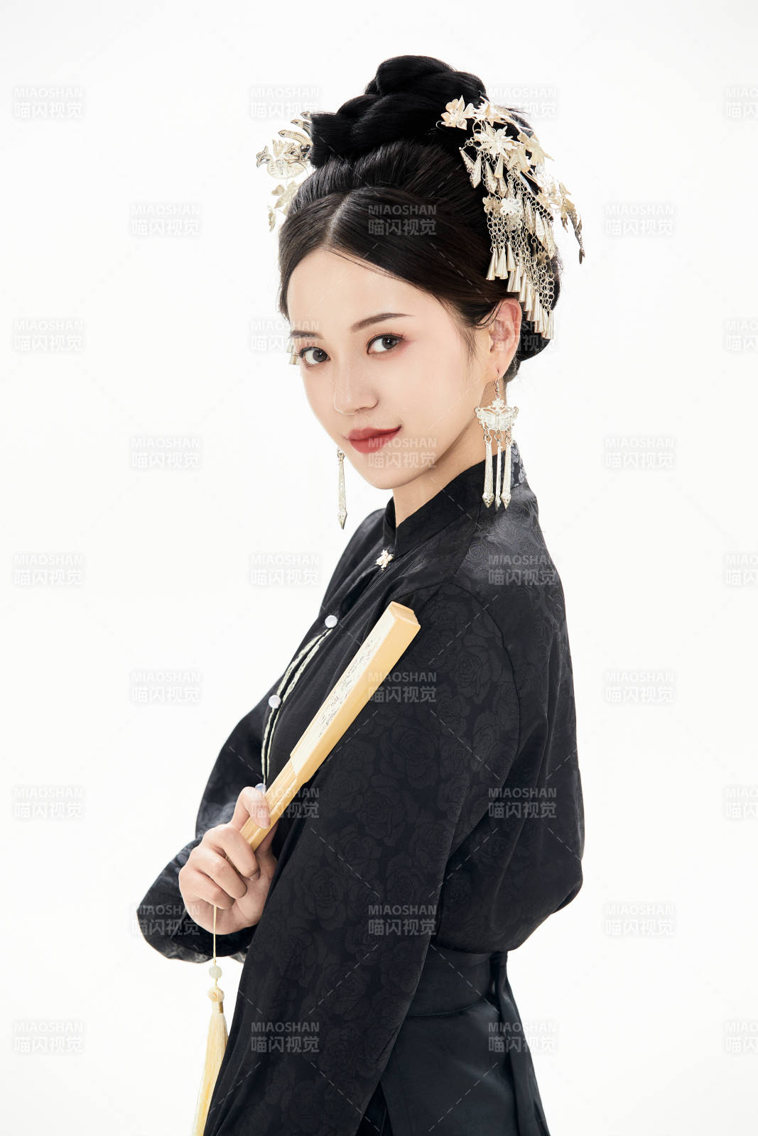 白色背景下穿著明制漢服服飾馬面裙的少女