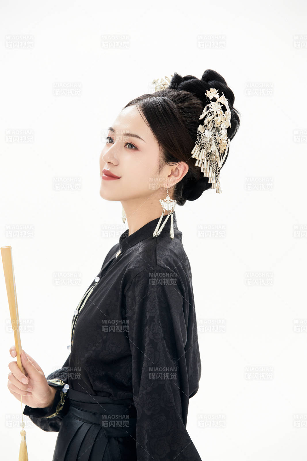 白色背景下穿著明制漢服服飾馬面裙的少女