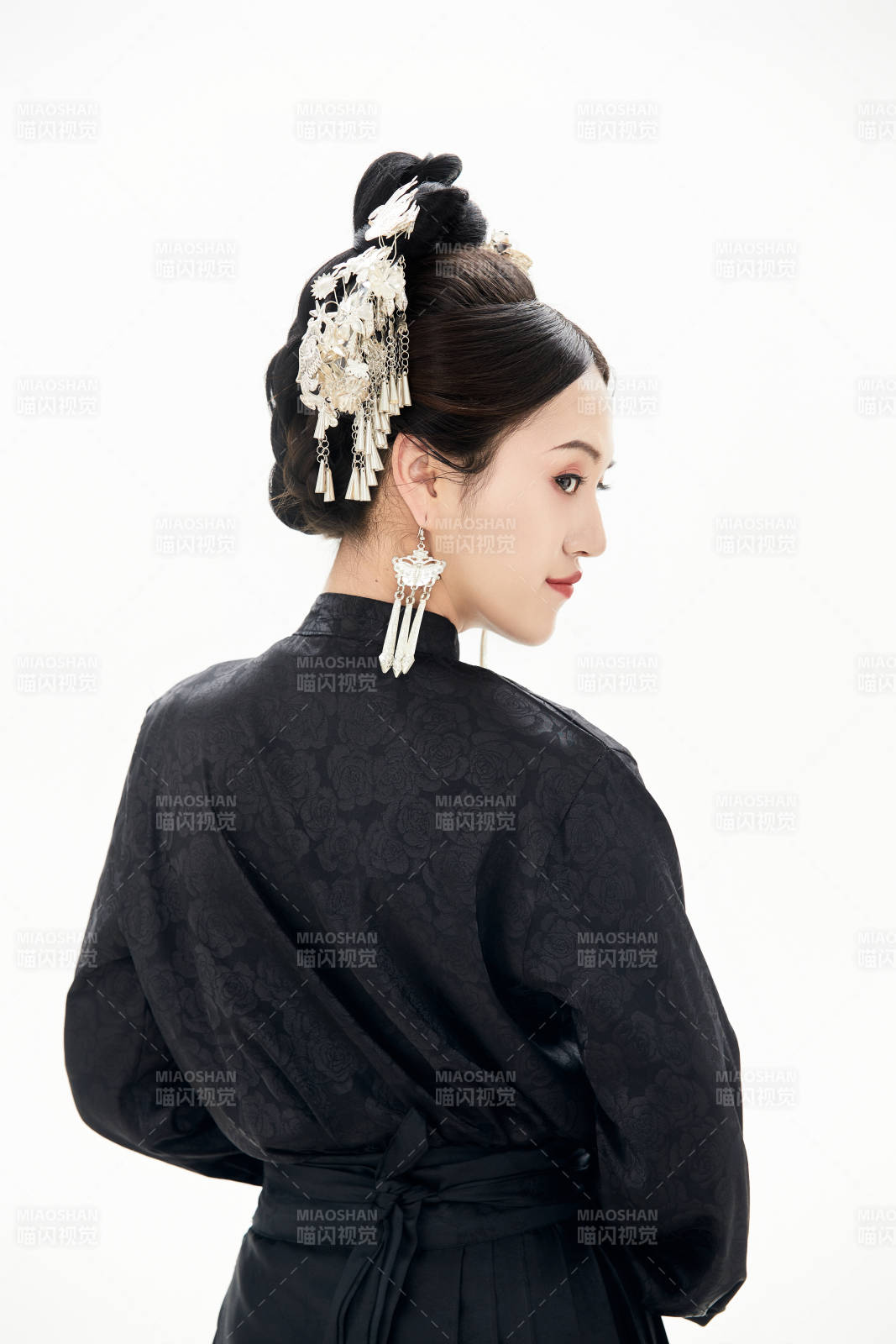 白色背景下穿著明制漢服服飾馬面裙的少女