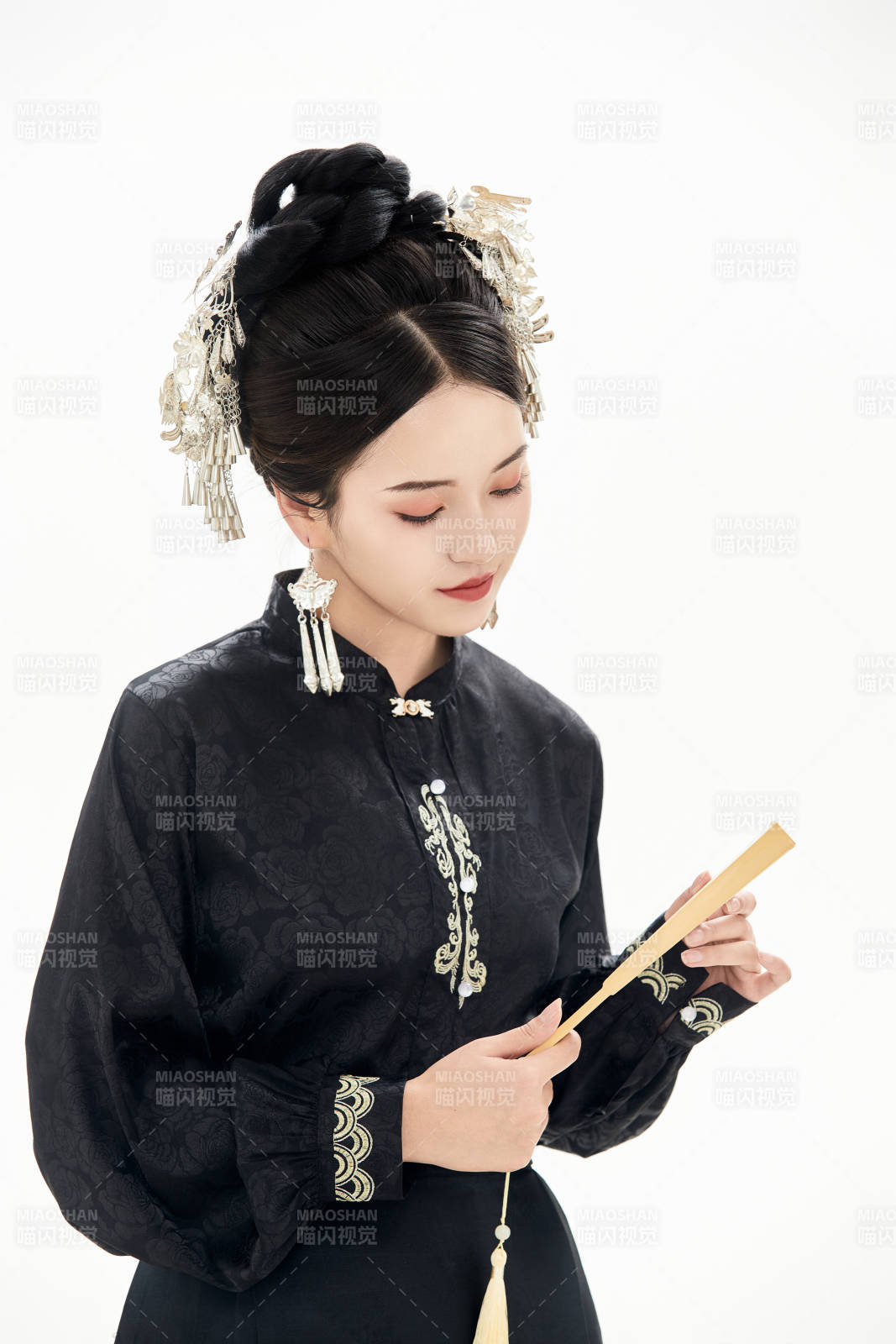 白色背景下穿著明制漢服服飾馬面裙的少女