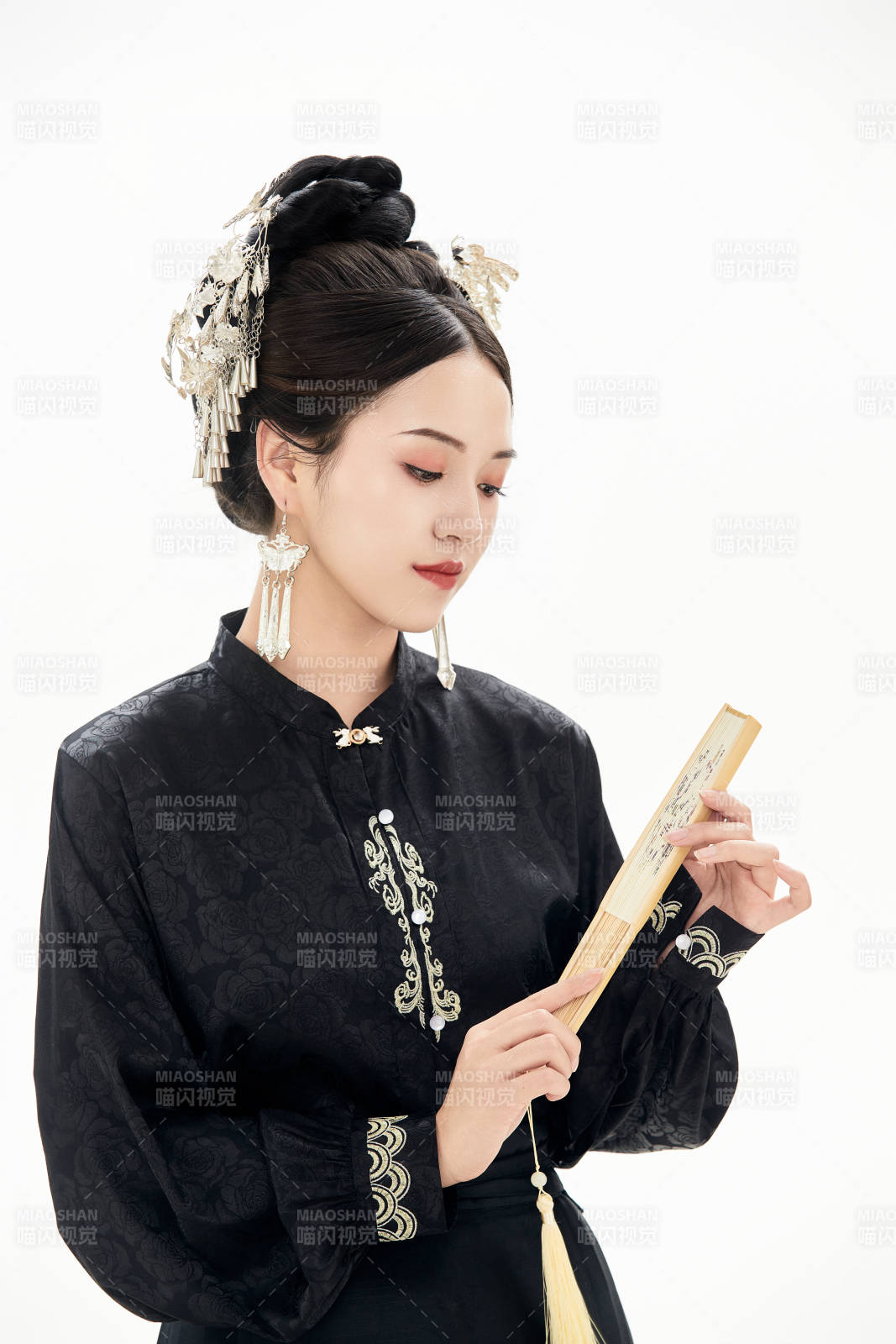 白色背景下穿著明制漢服服飾馬面裙的少女