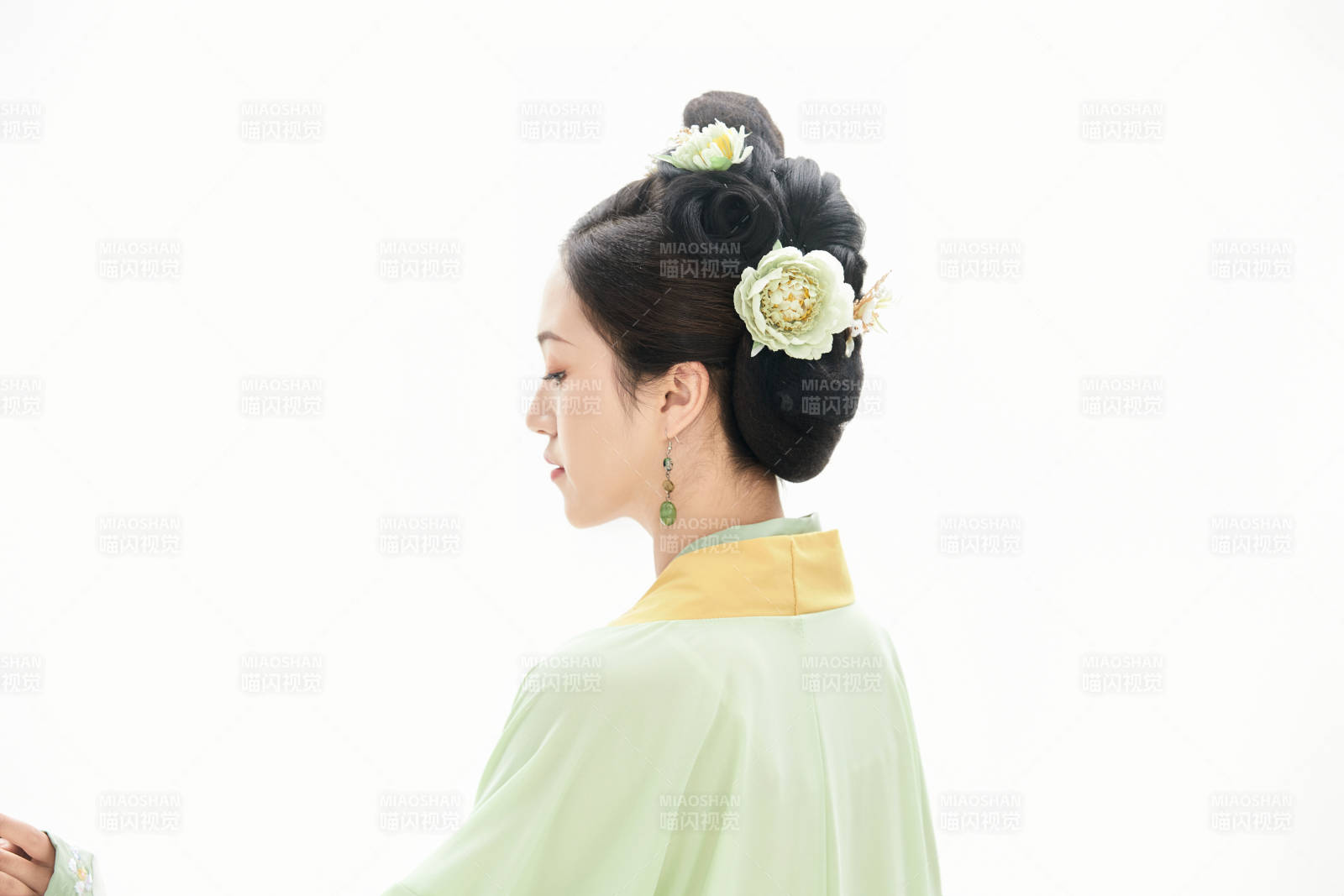 白色背景下穿著南北宋朝漢服的少女