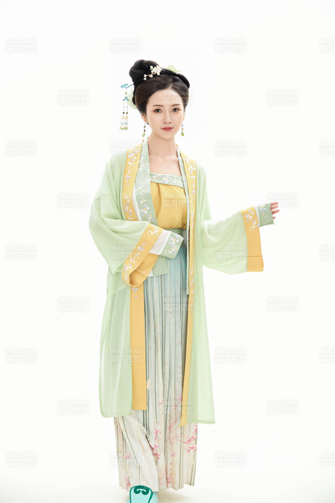 白色背景下穿著南北宋朝漢服的少女