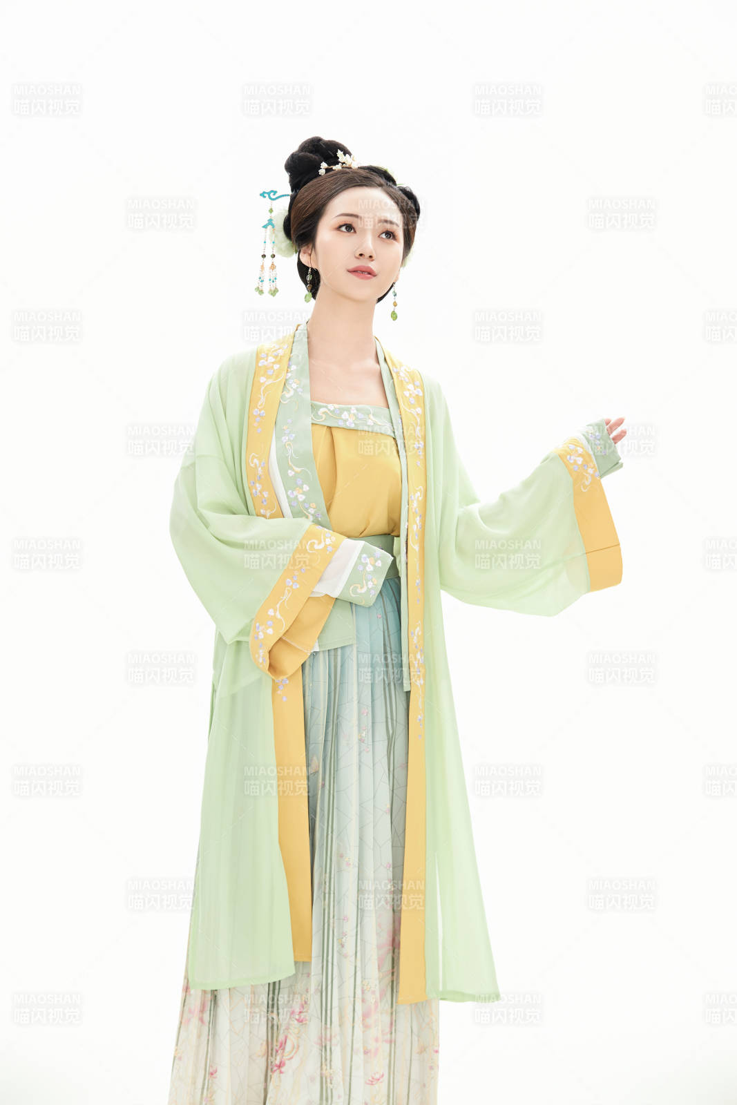 白色背景下穿著南北宋朝漢服的少女