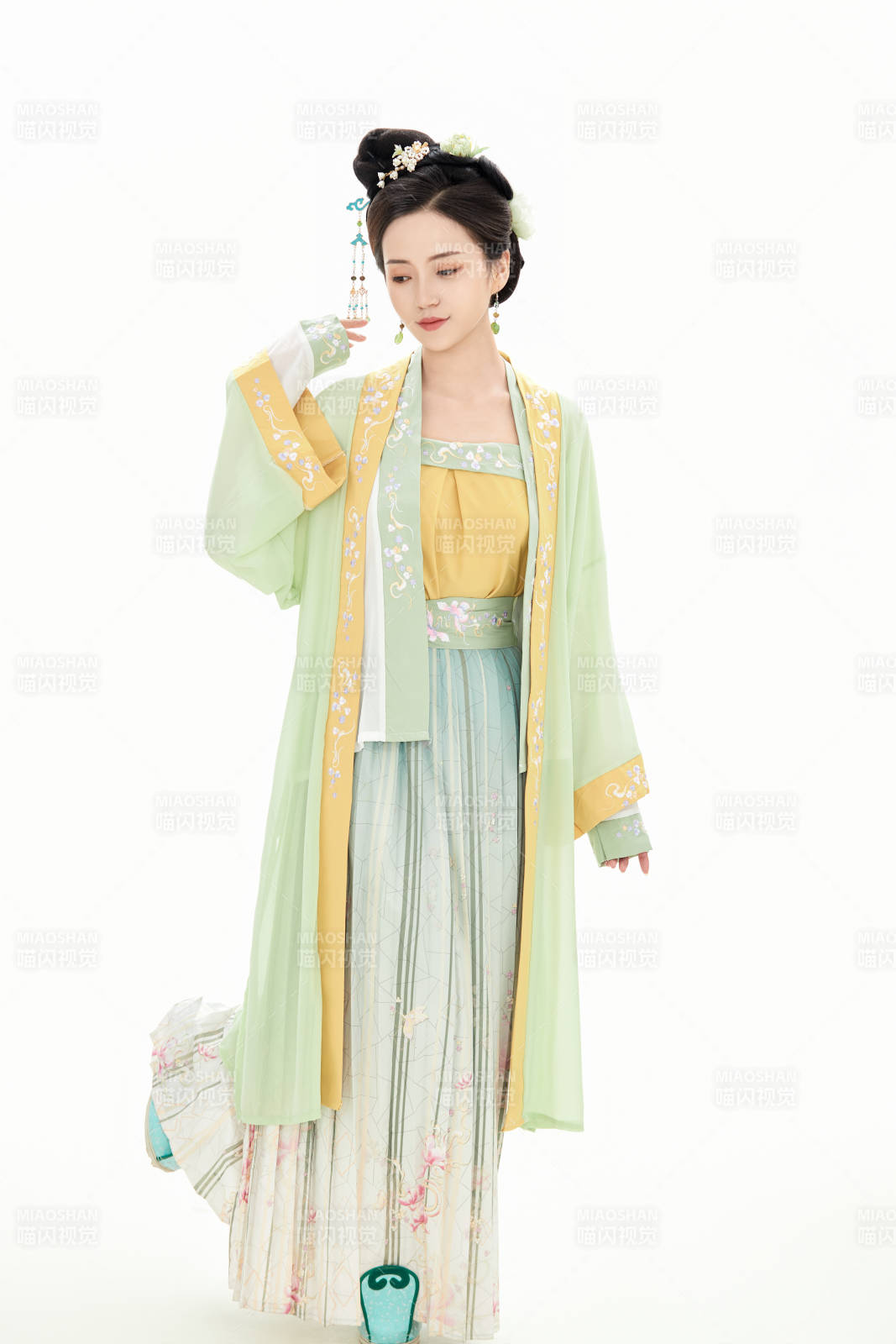 白色背景下穿著南北宋朝漢服的少女