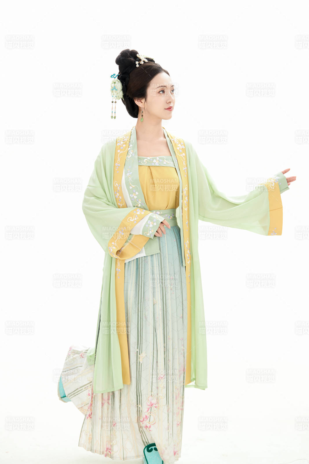 白色背景下穿著南北宋朝漢服的少女