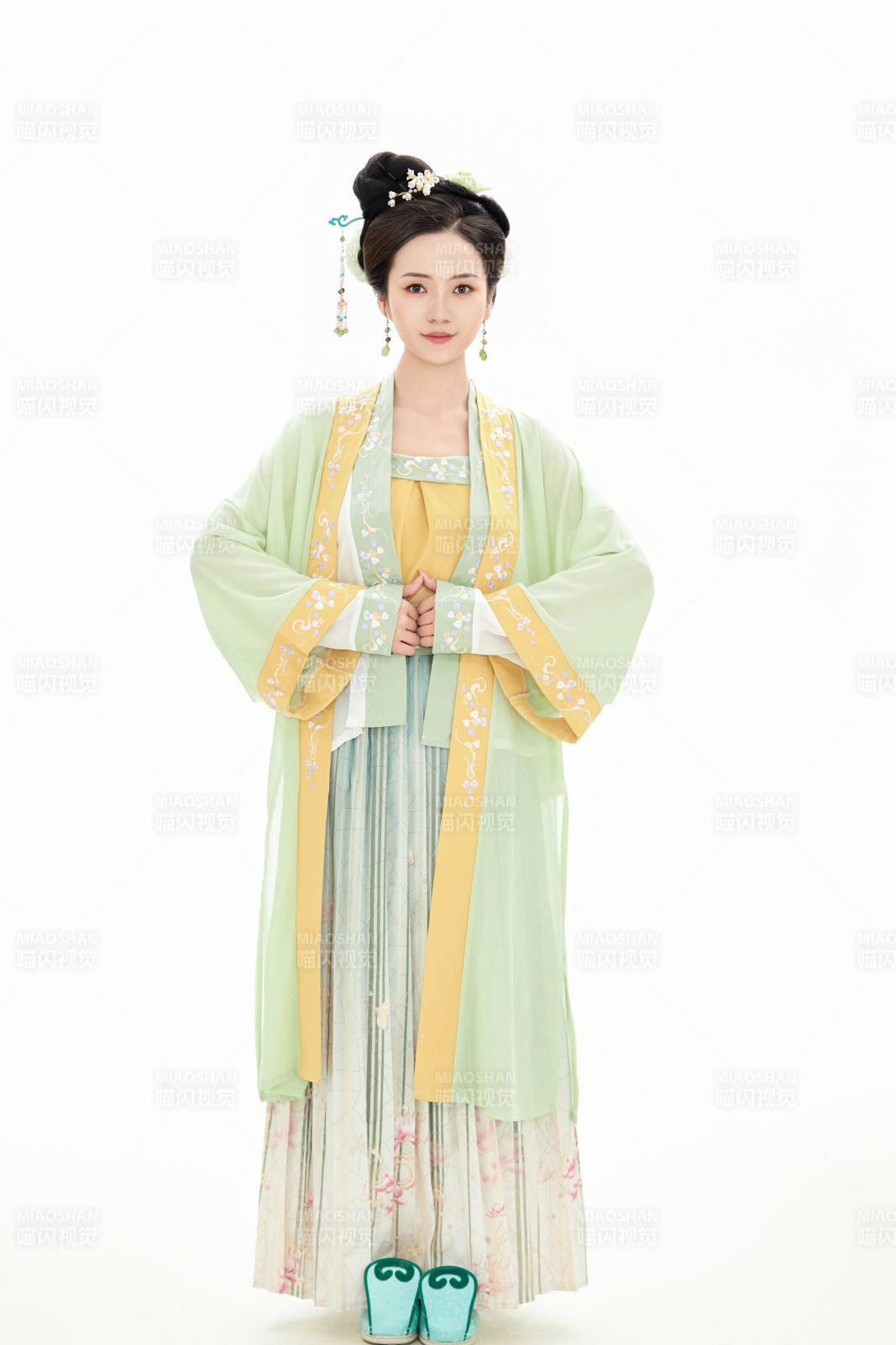 白色背景下穿著南北宋朝漢服的少女