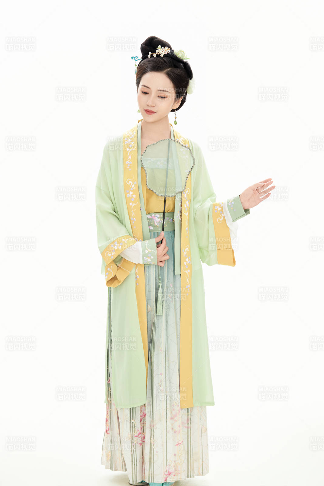 白色背景下穿著南北宋朝漢服的少女