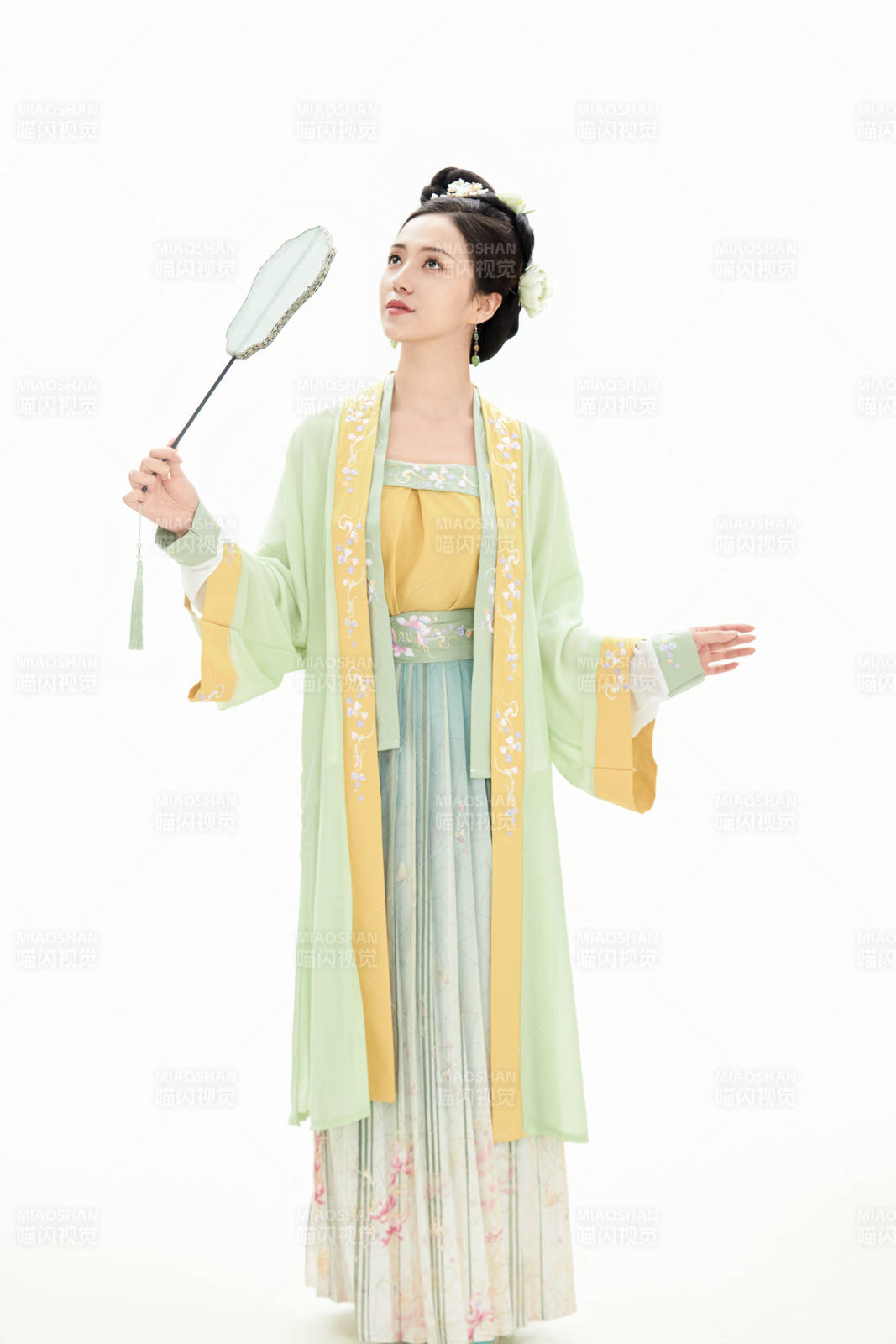 白色背景下穿著南北宋朝漢服的少女