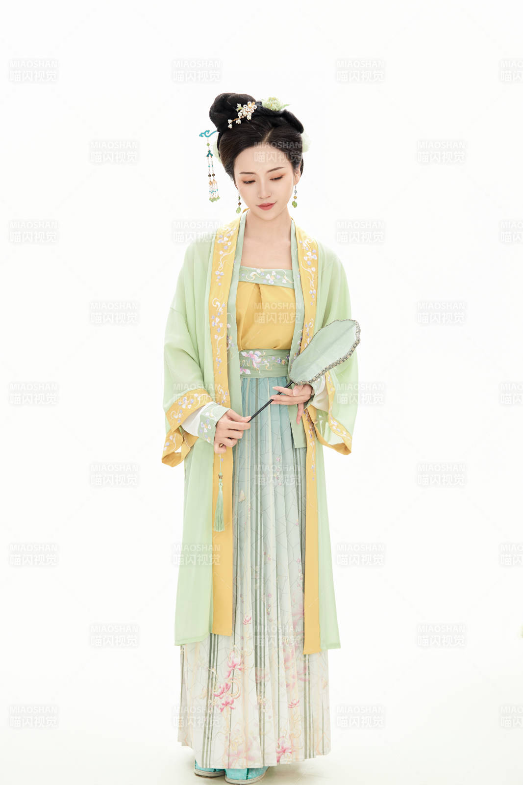 白色背景下穿著南北宋朝漢服的少女