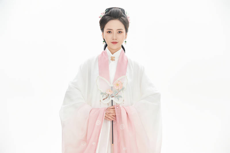 白色背景下穿着魏晋制汉服的少女