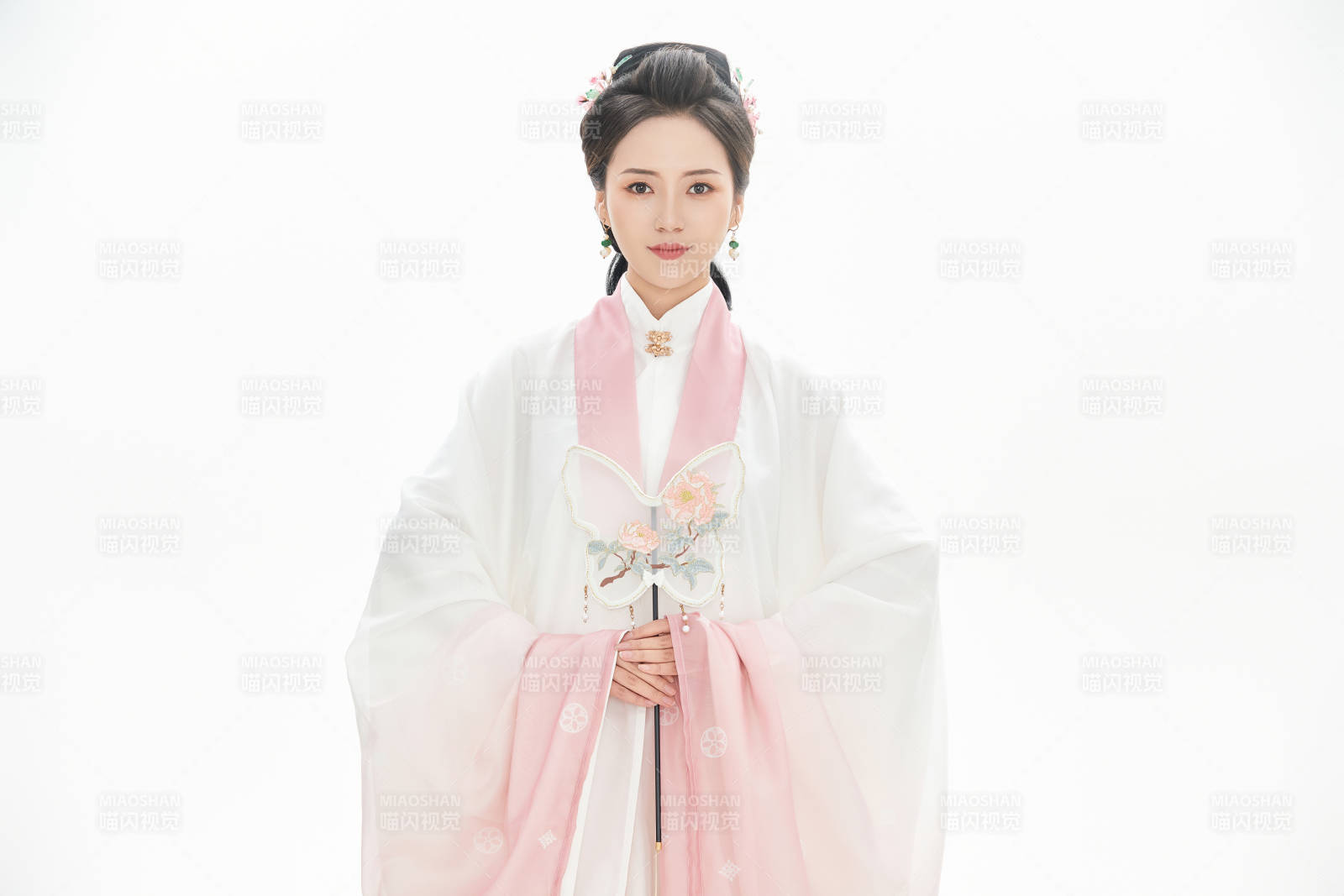 白色背景下穿著魏晉制漢服的少女
