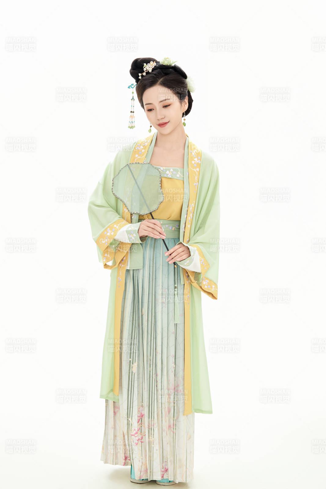 白色背景下穿著南北宋朝漢服的少女