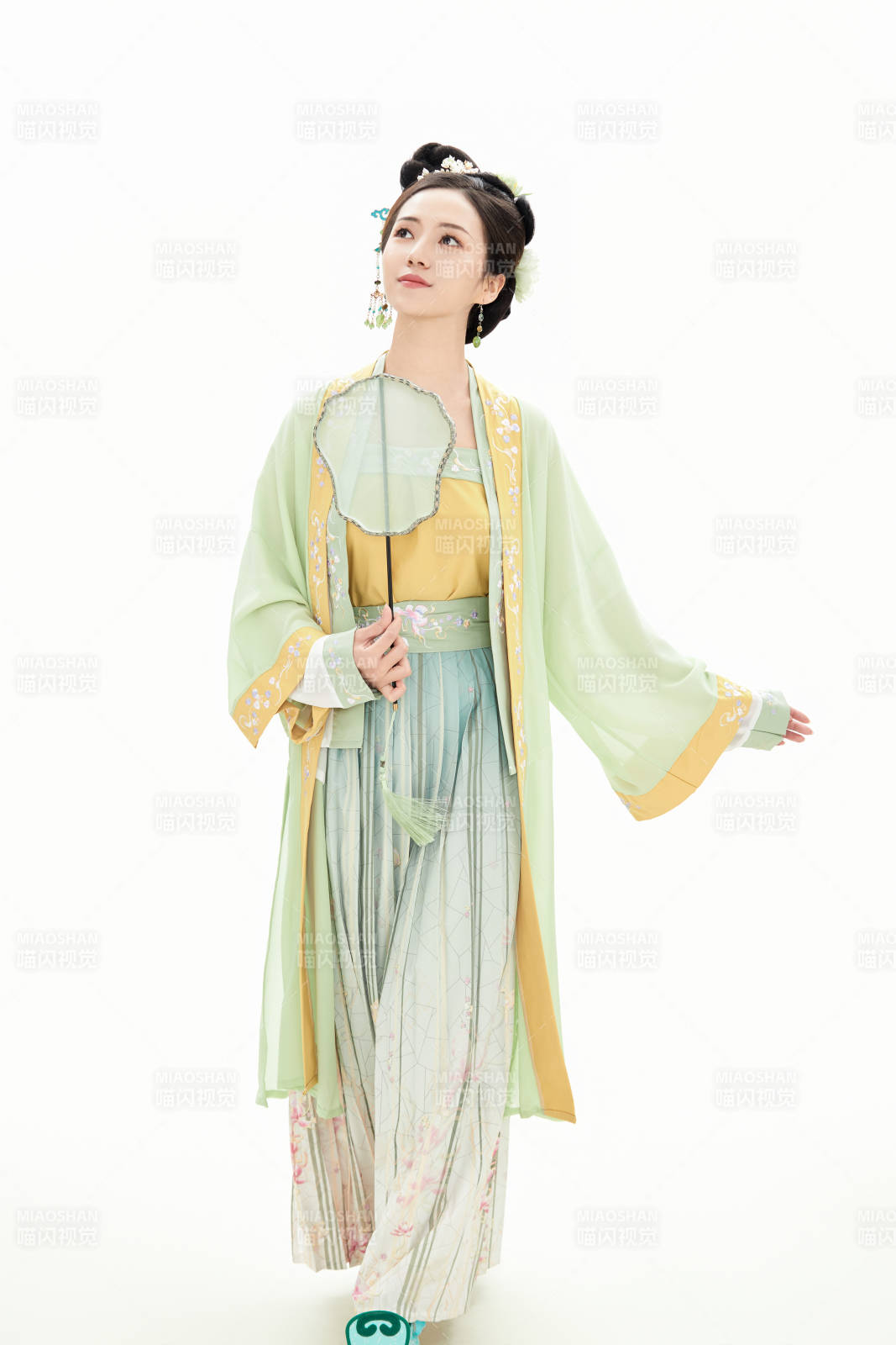 白色背景下穿着南北宋朝汉服的少女图片