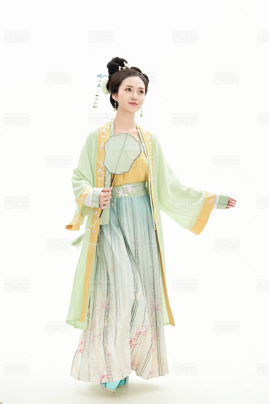 白色背景下穿著南北宋朝漢服的少女