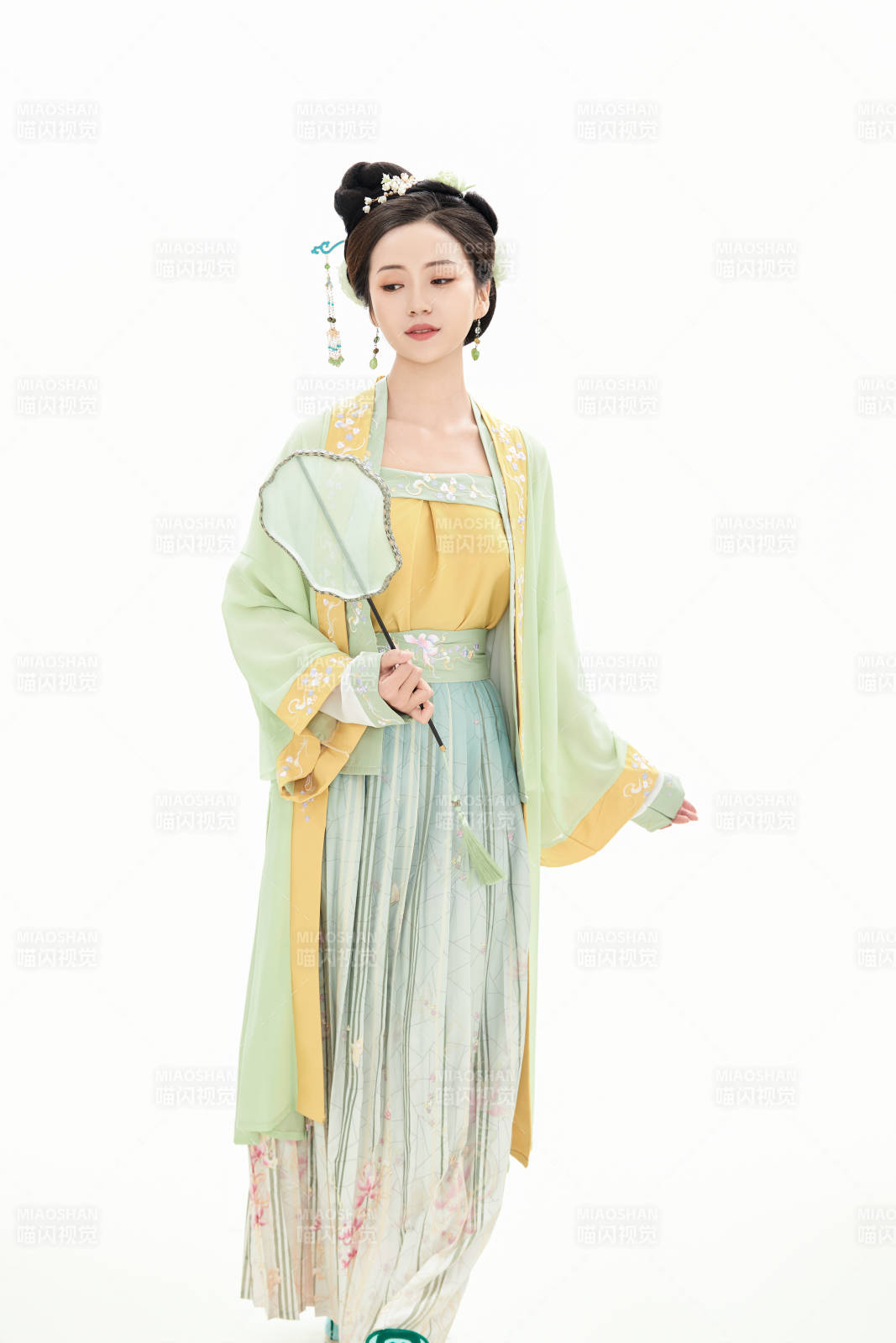 白色背景下穿著南北宋朝漢服的少女