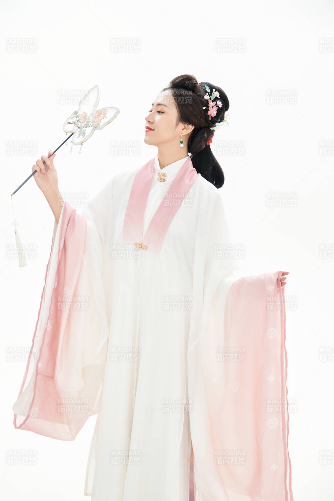 白色背景下穿著魏晉制漢服的少女