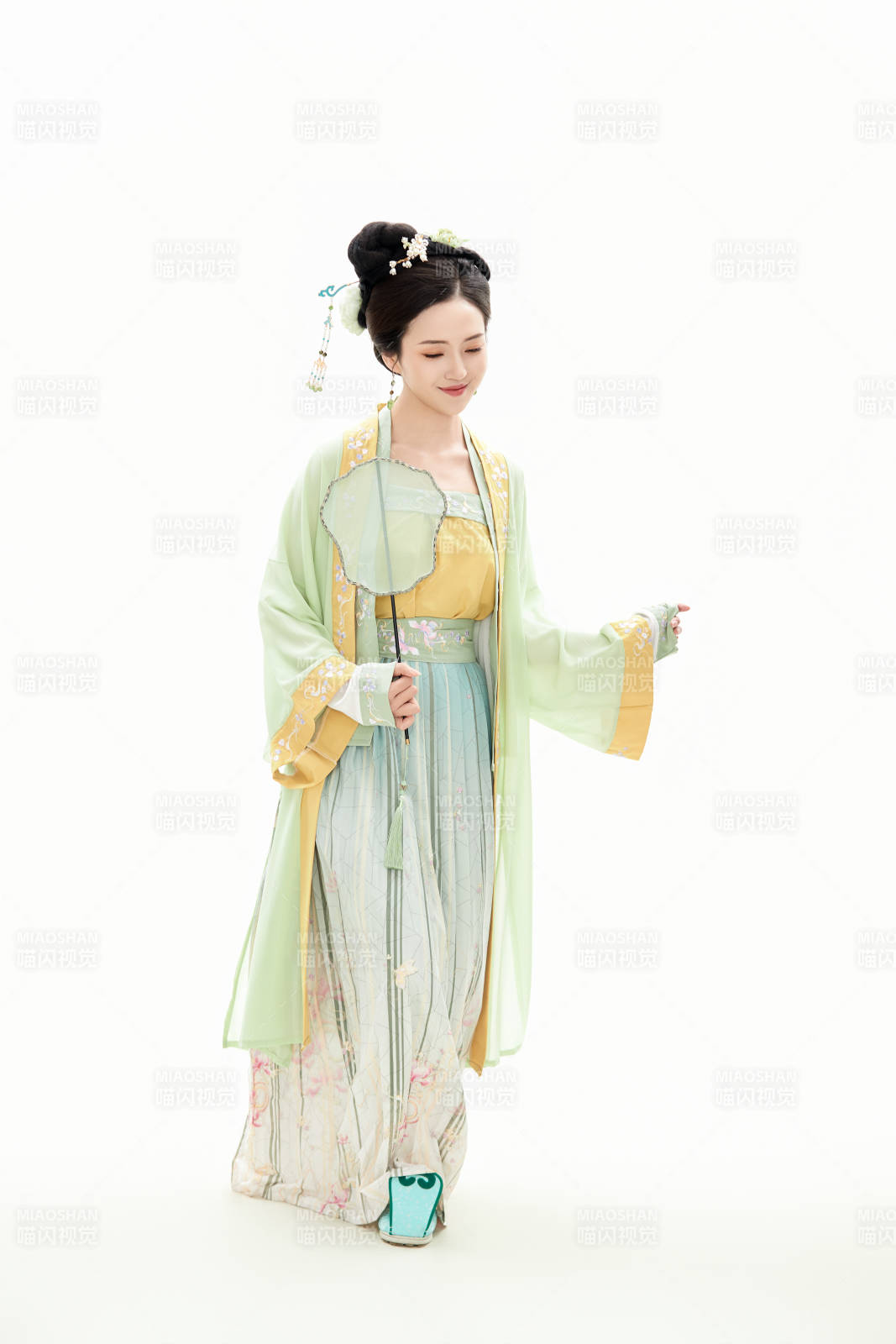 白色背景下穿著南北宋朝漢服的少女