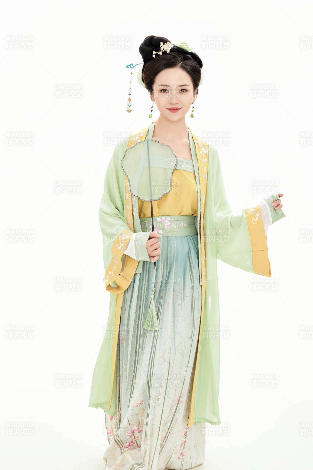 白色背景下穿著南北宋朝漢服的少女