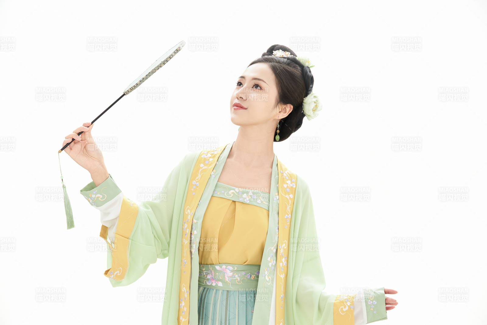 白色背景下穿著南北宋朝漢服的少女