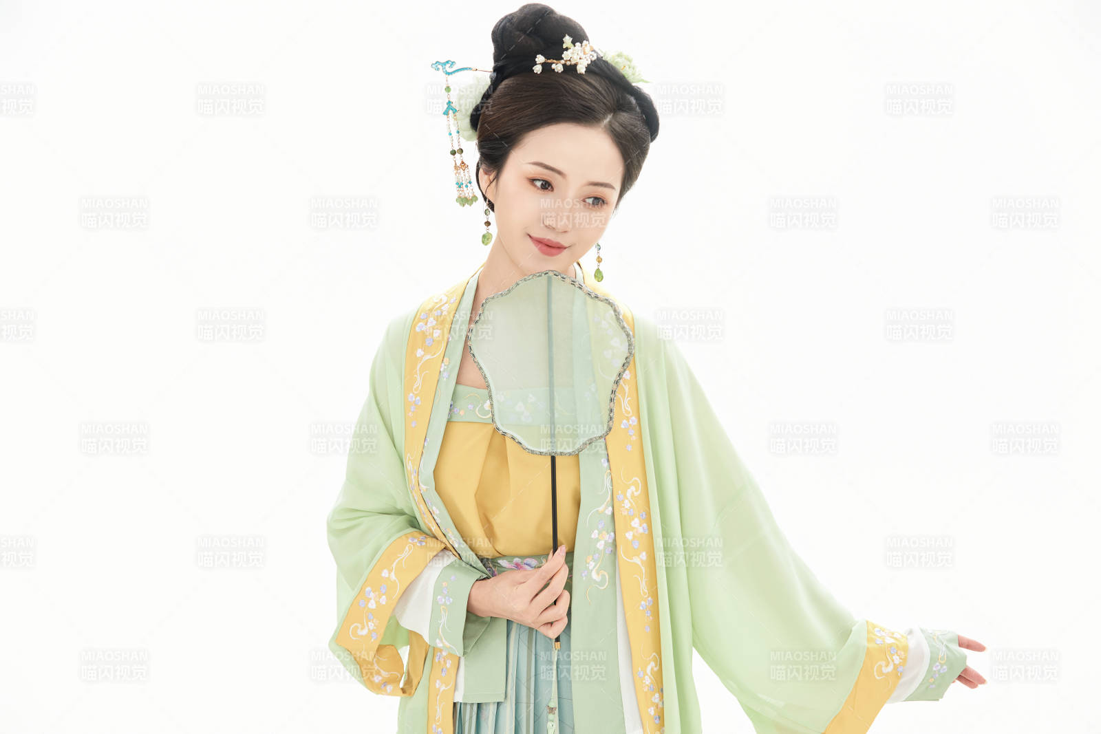 白色背景下穿著南北宋朝漢服的少女