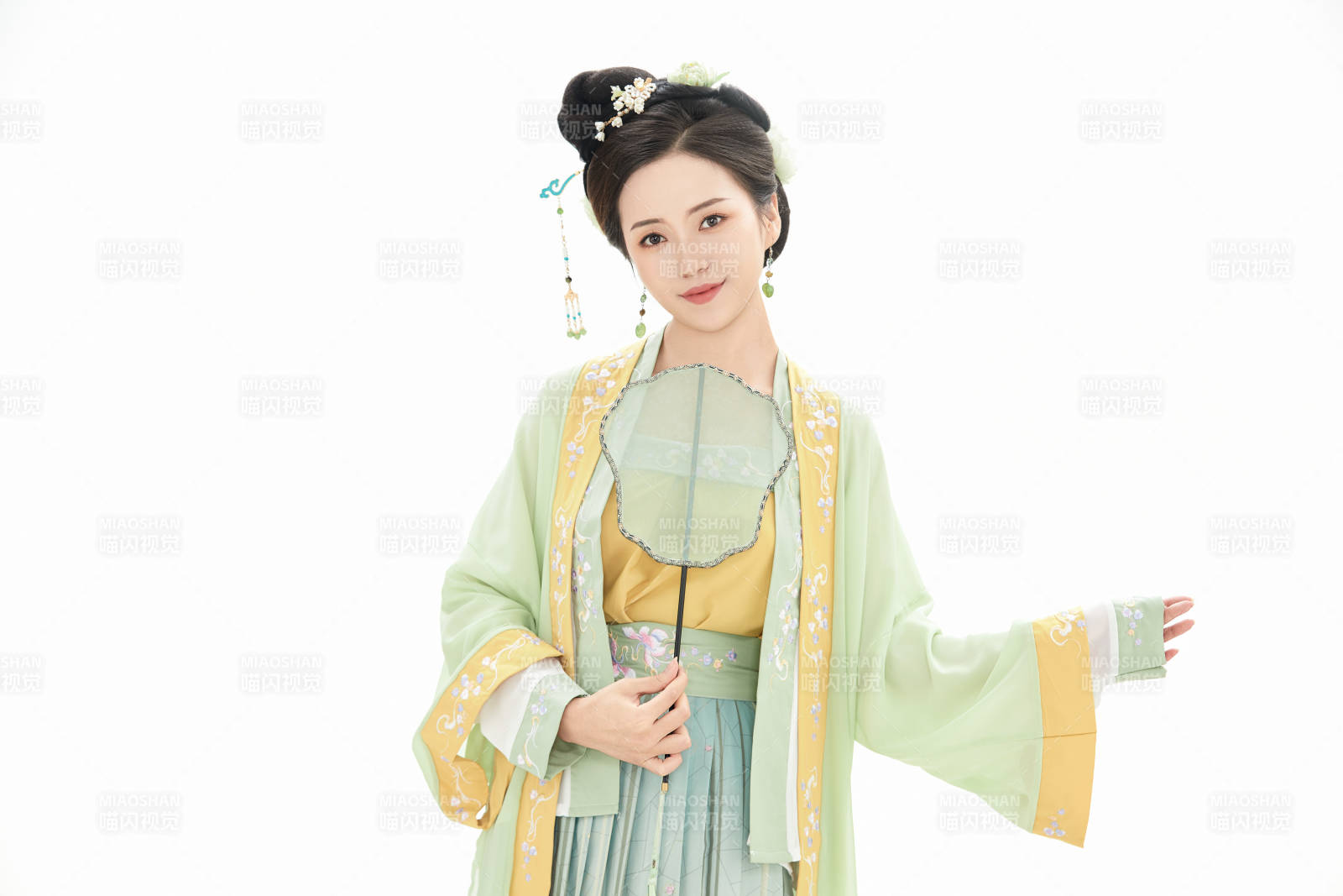 白色背景下穿著南北宋朝漢服的少女