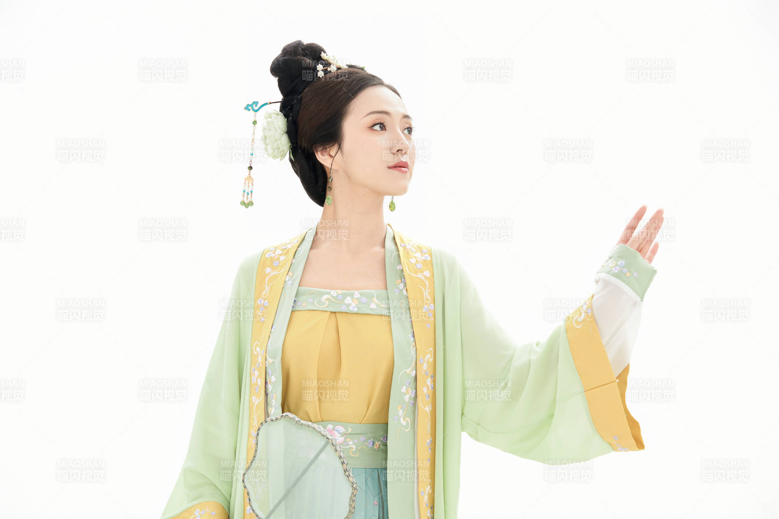 白色背景下穿著南北宋朝漢服的少女