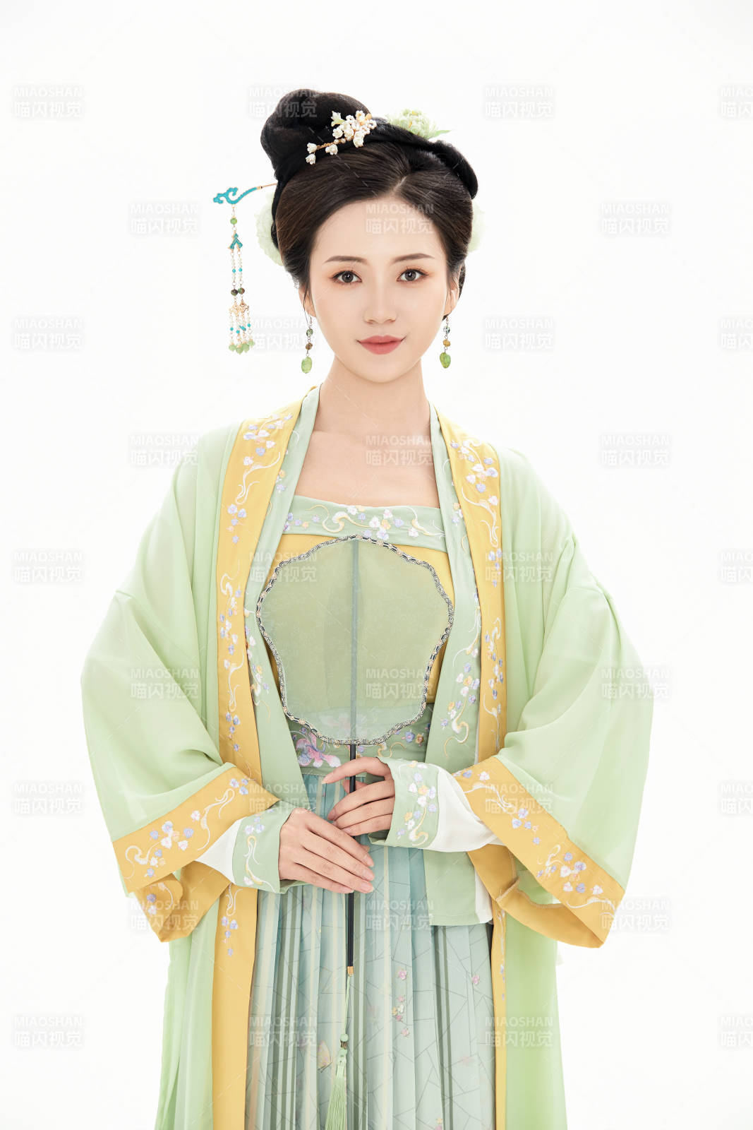 白色背景下穿著南北宋朝漢服的少女