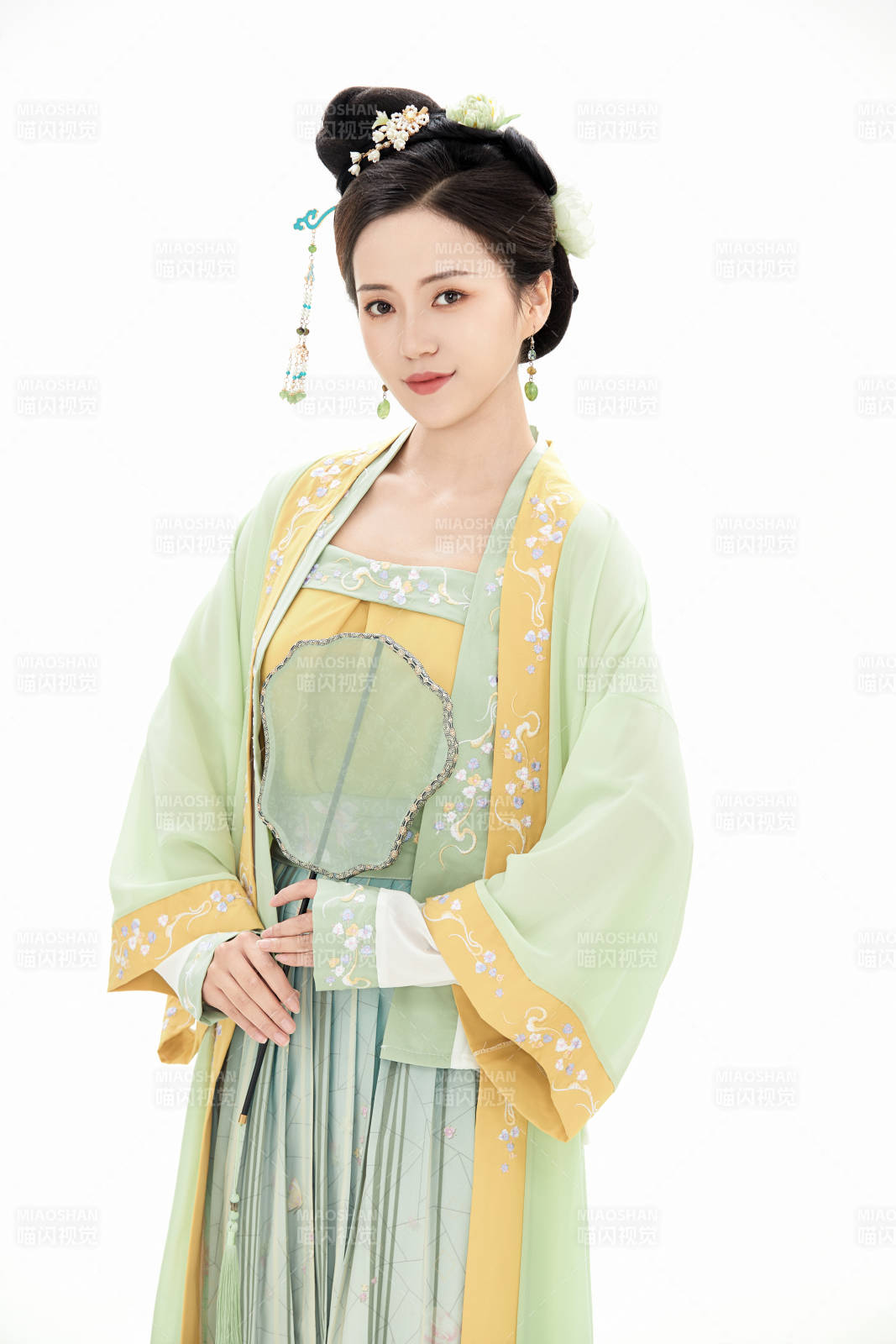 白色背景下穿著南北宋朝漢服的少女