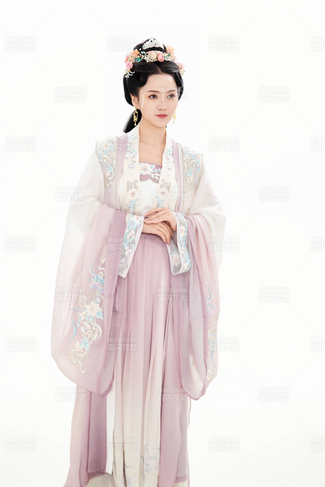 白色背景下穿著南北宋朝漢服的少女