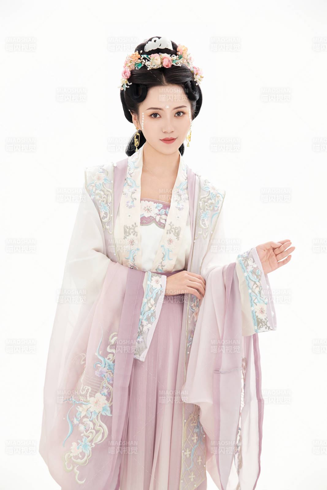 白色背景下穿著南北宋朝漢服的少女