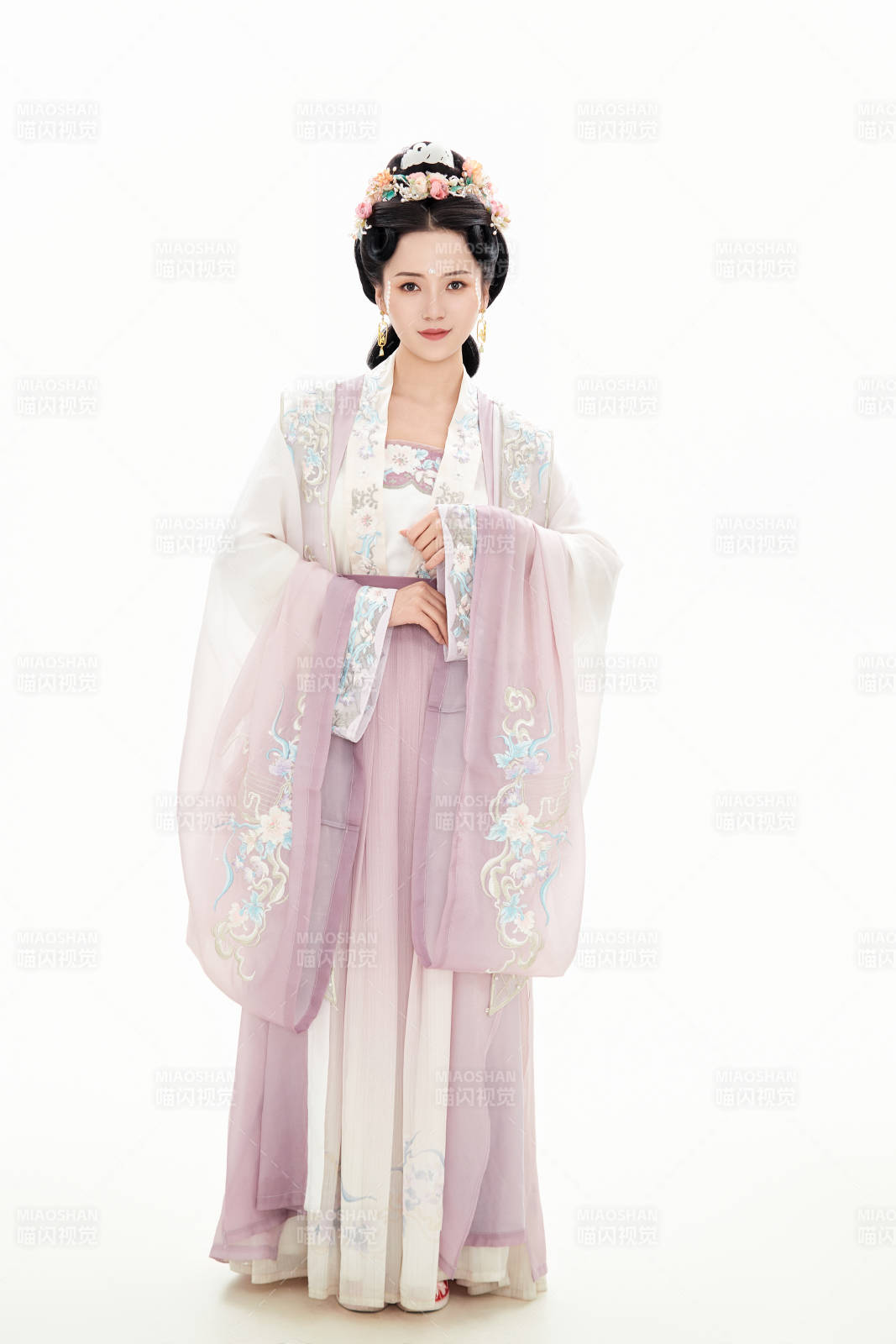 白色背景下穿著南北宋朝漢服的少女