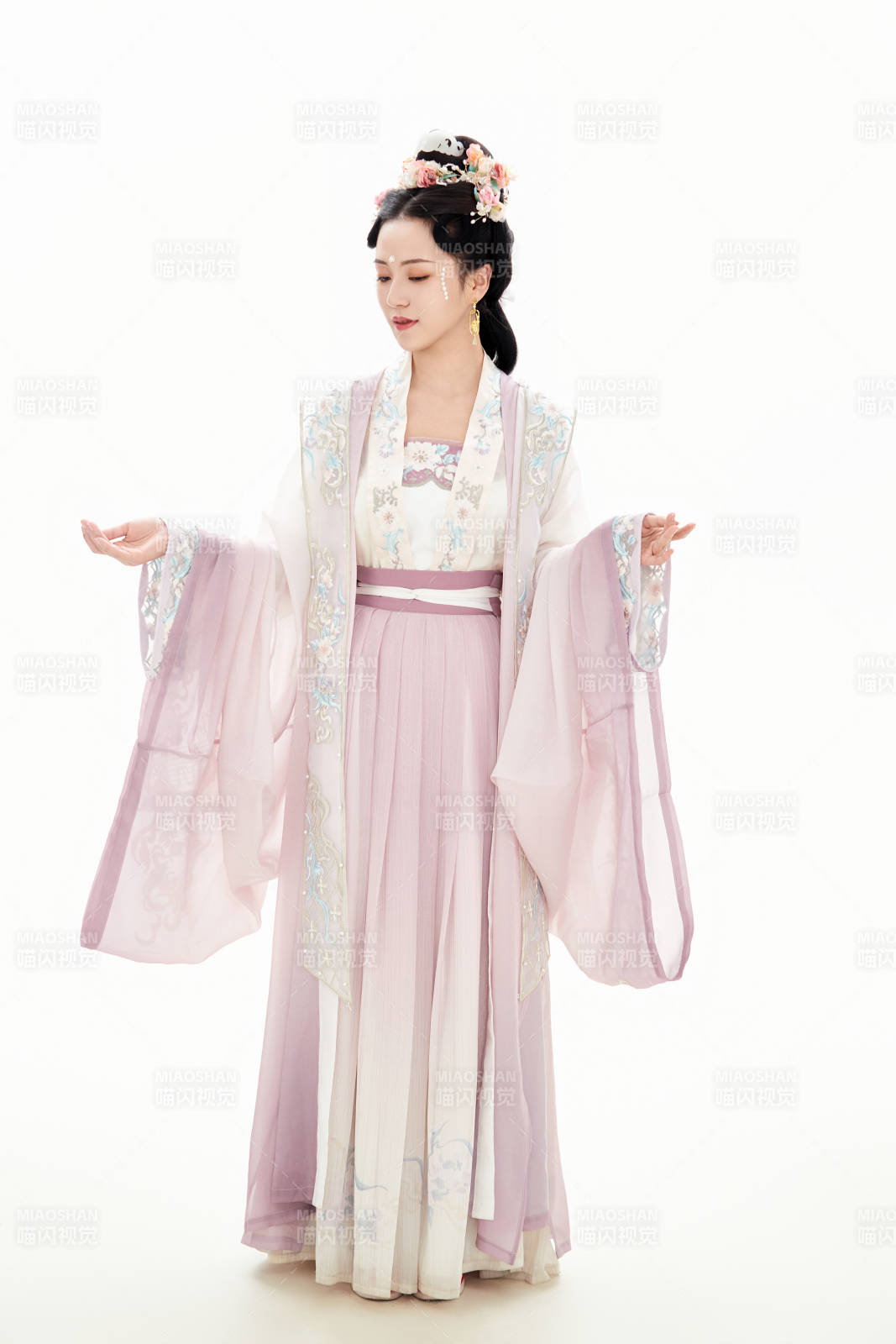 白色背景下穿著南北宋朝漢服的少女