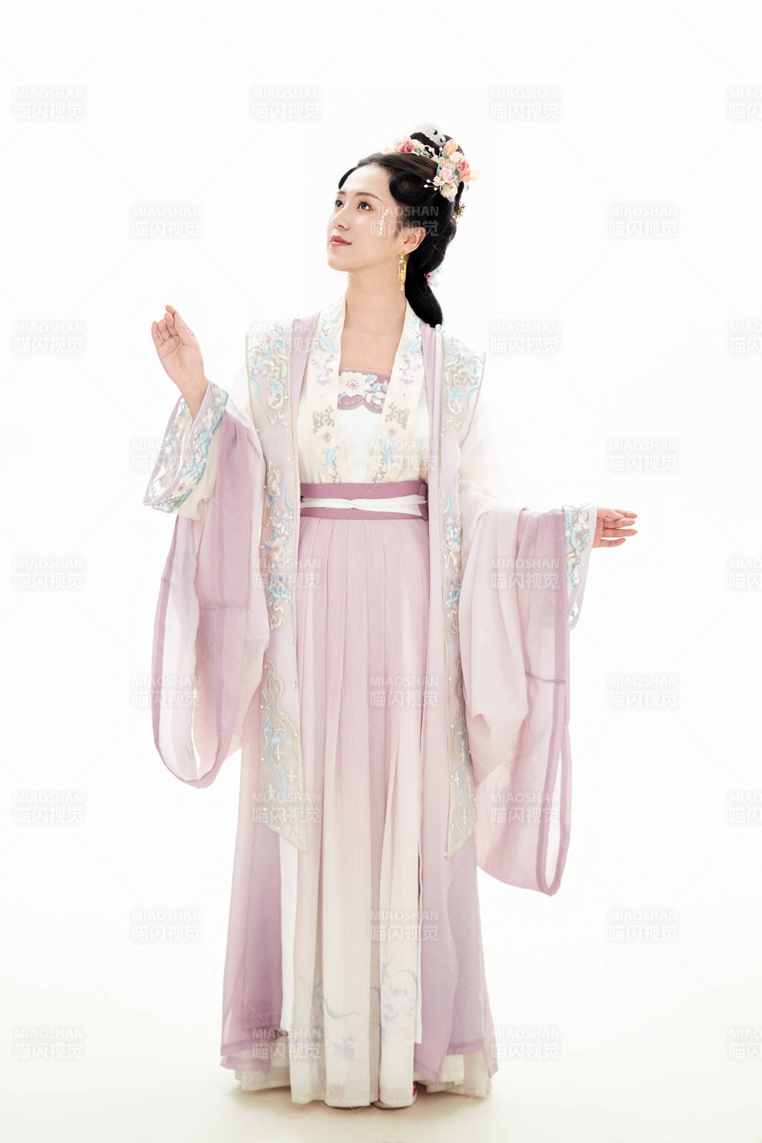 白色背景下穿著南北宋朝漢服的少女