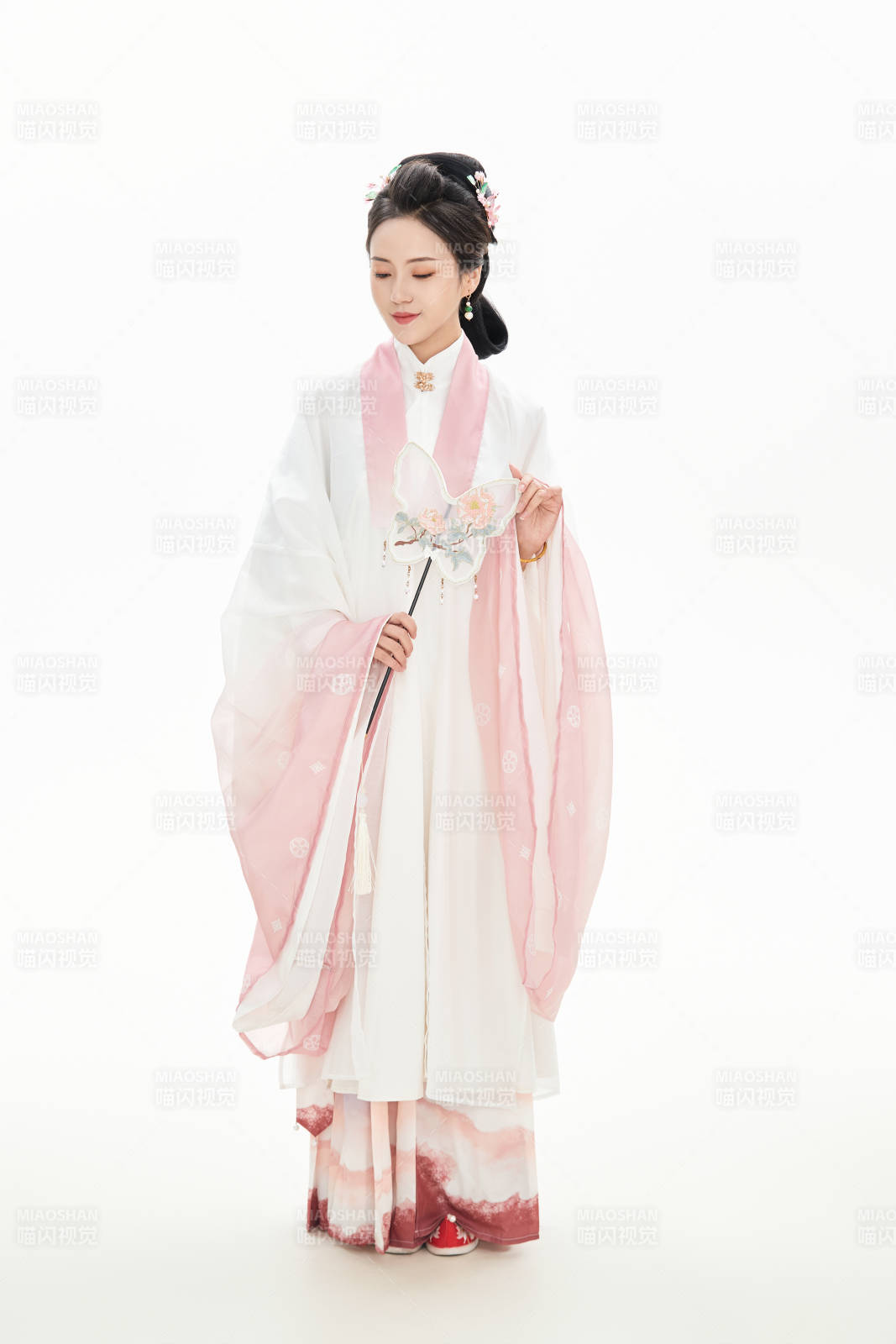 白色背景下穿著魏晉制漢服的少女