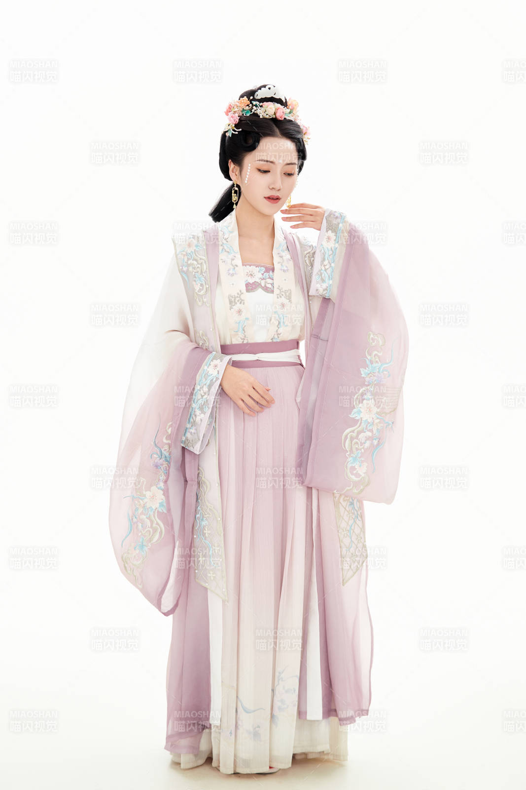 白色背景下穿著南北宋朝漢服的少女