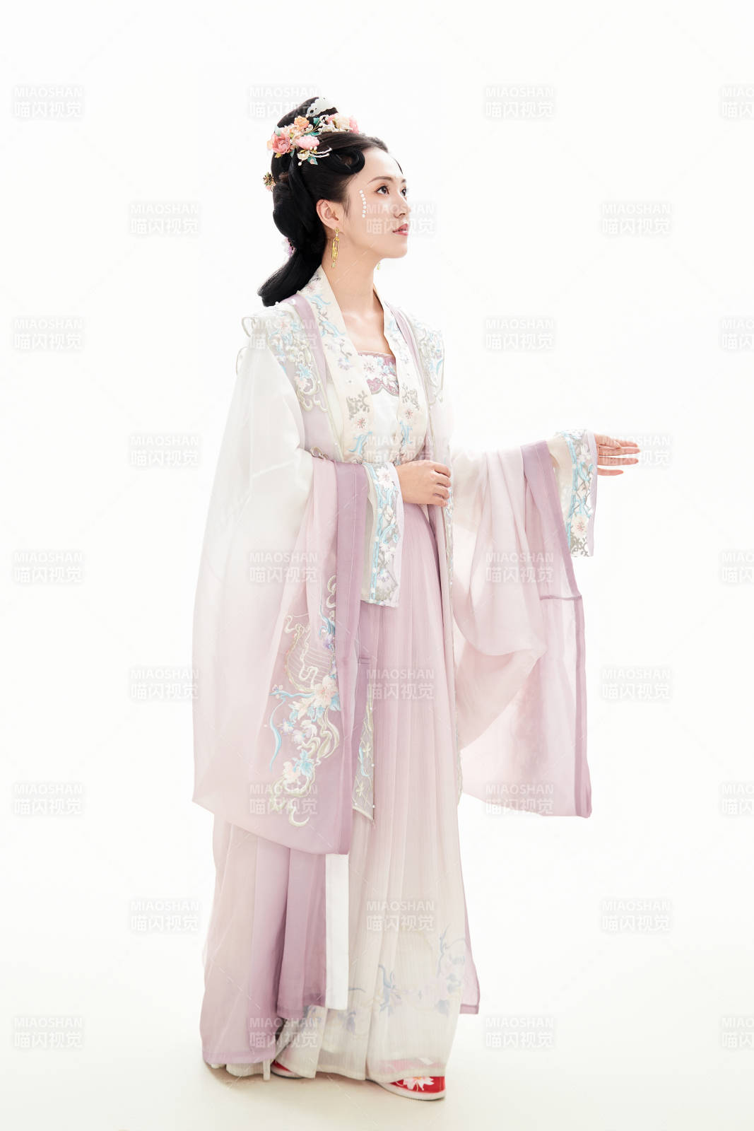 白色背景下穿著南北宋朝漢服的少女