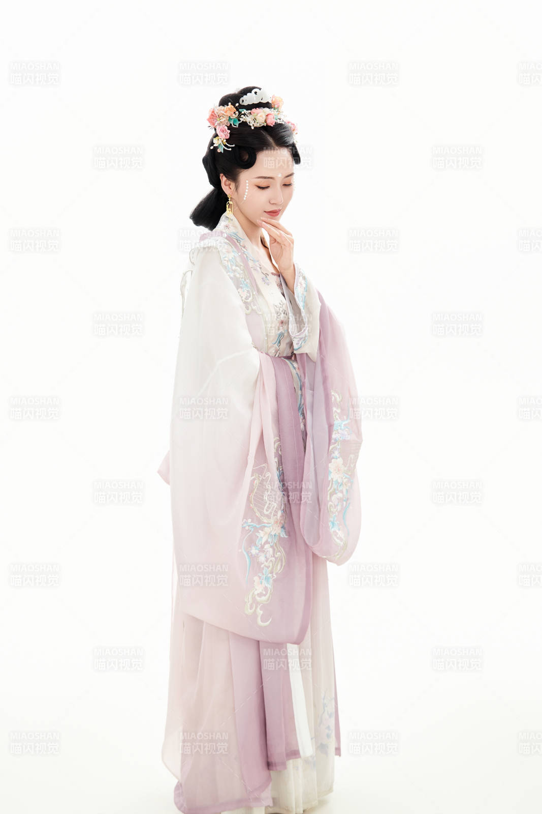 白色背景下穿著南北宋朝漢服的少女