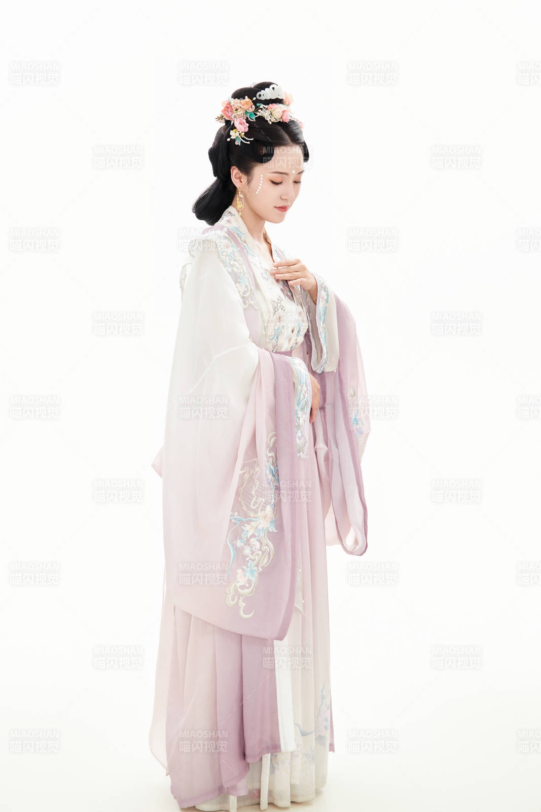 白色背景下穿著南北宋朝漢服的少女